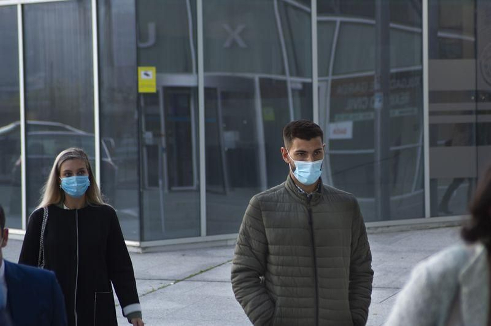 Álvaro López Ratón, en la entrada del edificio judicial. Lo acompañaban la joven de la imagen y su abogado (MARTIÑO PINAL).