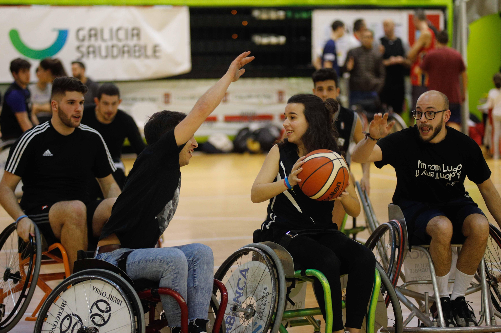 Un momento de la competición sénior del torneo 3x3 navideño de Amfiv, que se disputó ayer en el pabellón de Navia.