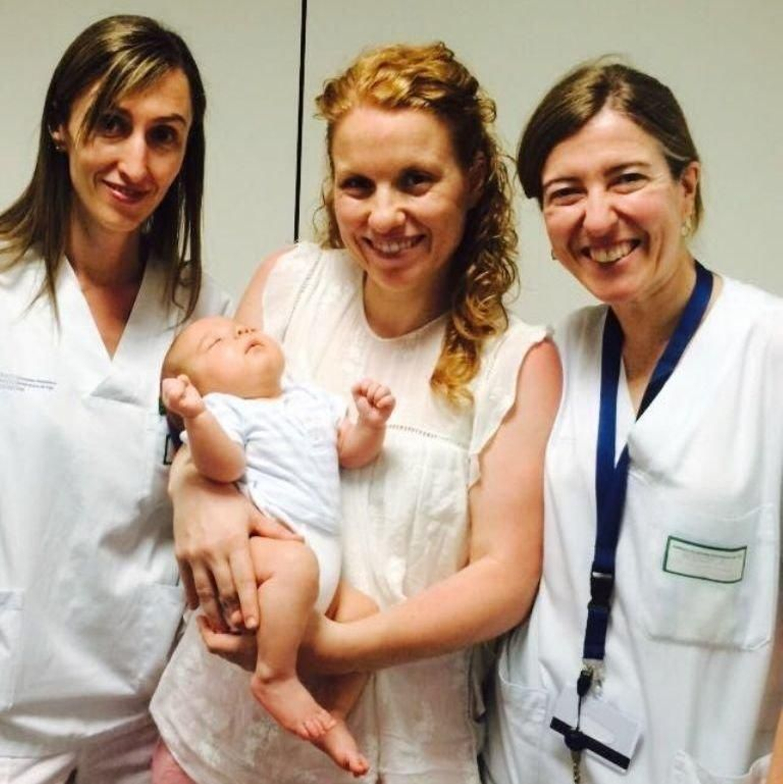 Una de las donantes, Amada Méndez (en el centro), junto a la Ana Concheiros (derecha).