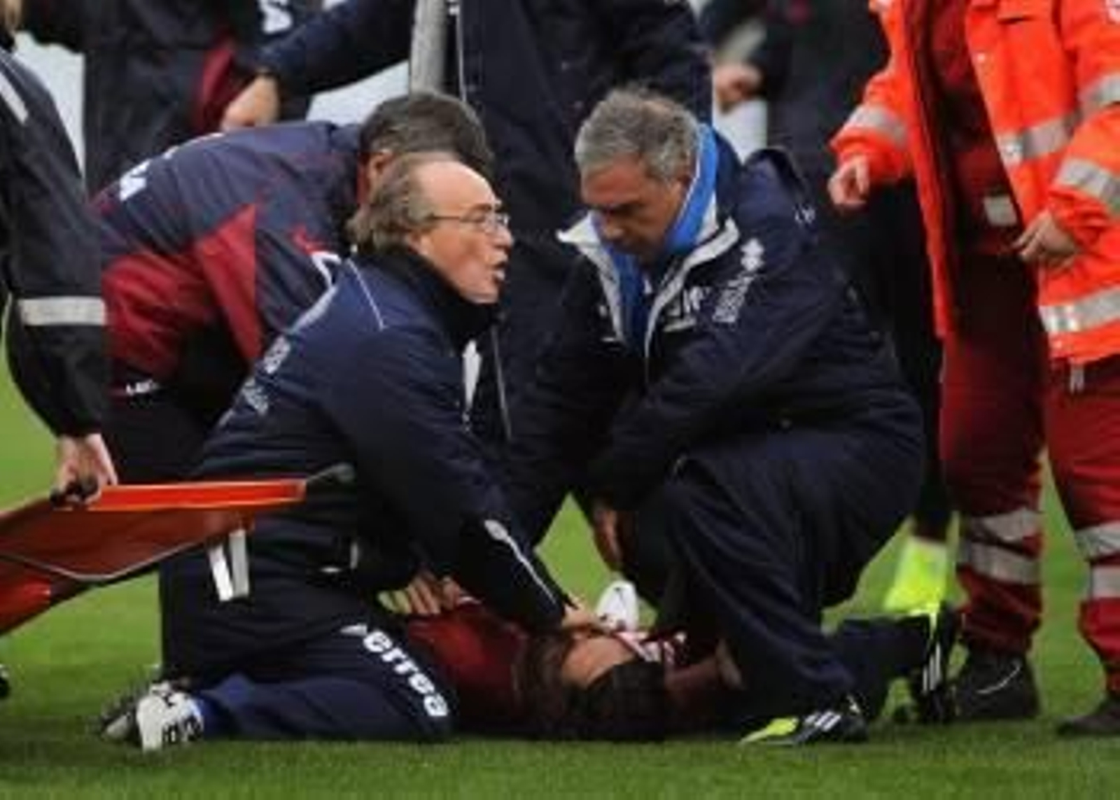 Piermario Morosini es atendido en el terreno de juego nada más caer desplomado. (Foto: M. SCHIAZA)