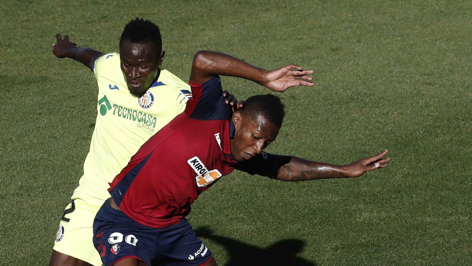 Djene pelea por un balón con el osasunista Estupiñán.