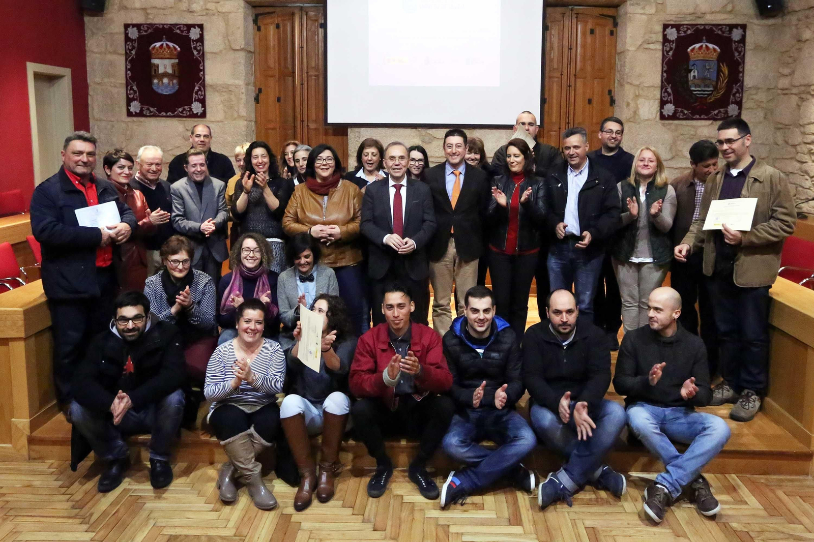 Foto de familia tras la entrega de diplomas a participantes en el Obradoiro 'Compromiso Social'.