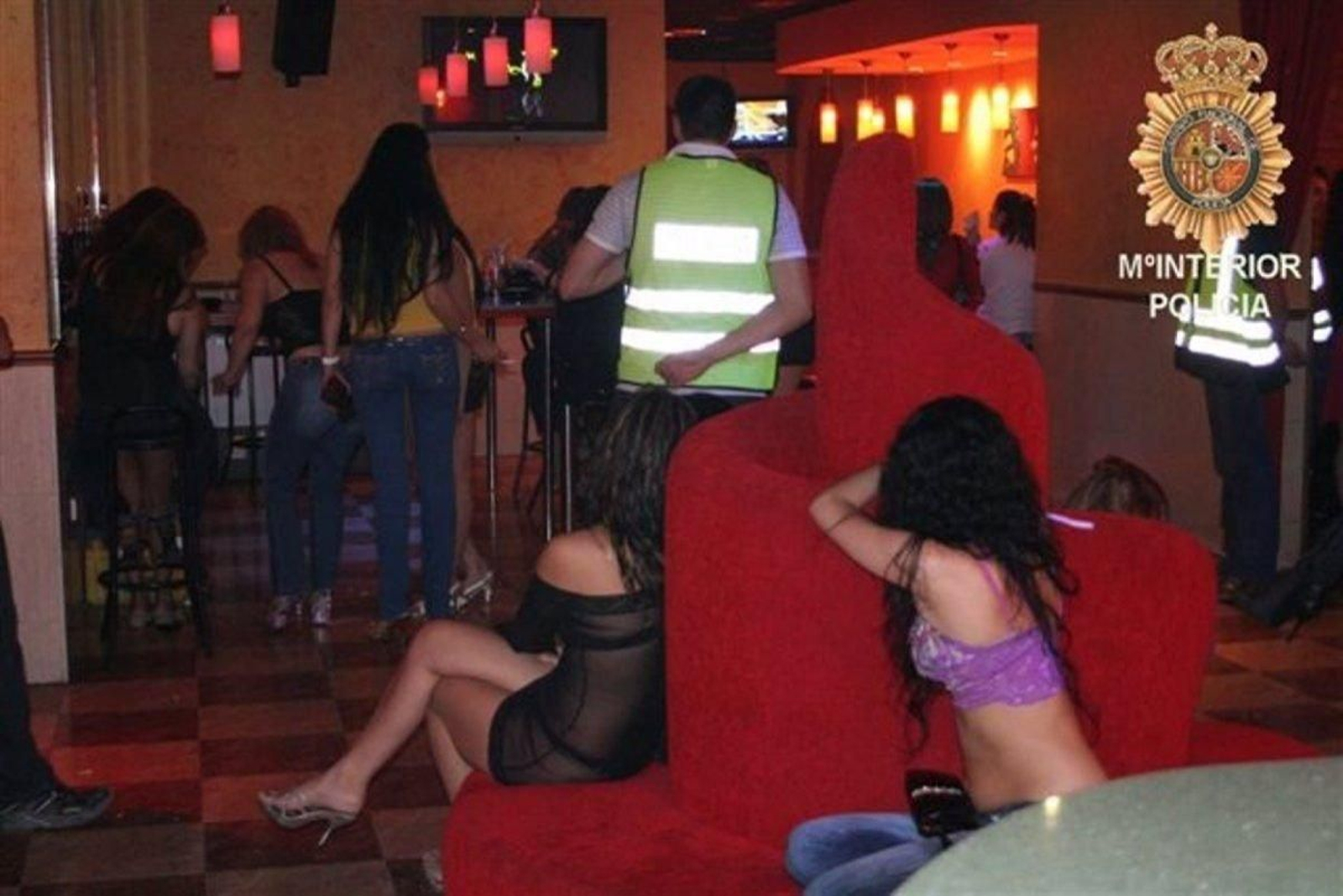 Redada policial en un local de alterne.