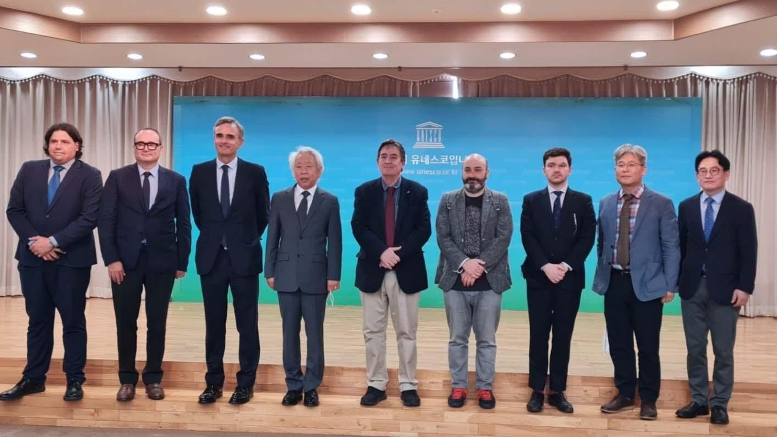 El director del Instituto Cervantes, Luis García Montero (c), ha agradecido en su visita a la futura sede de la institución en Seúl el trabajo y apoyo de los hispanistas coreanos, que considera clave para la apertura del centro en la capital surcoreana. EFE/Instituto Cervantes