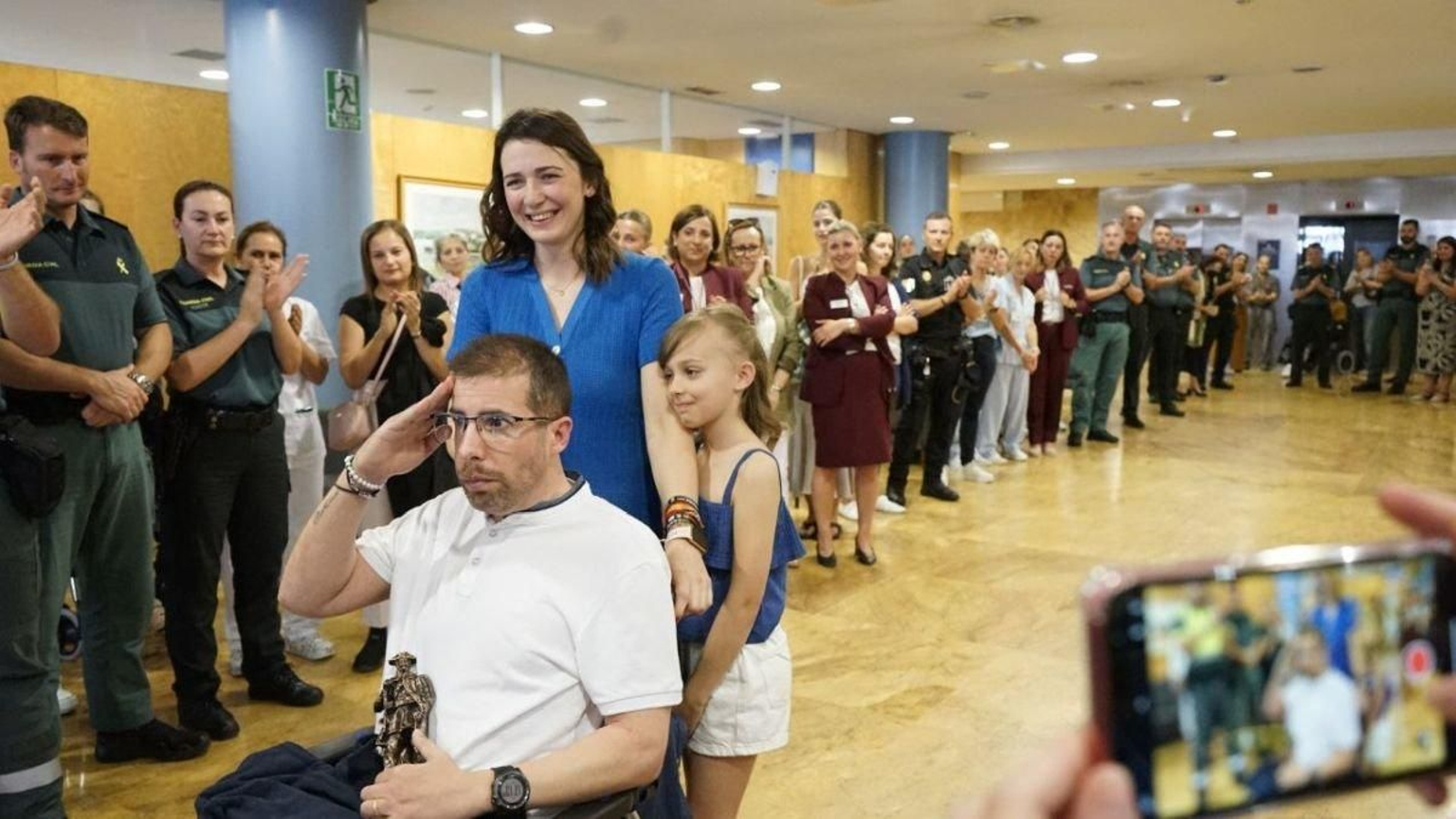 El agente fue recibido con aplausos de guardias civiles, policías y personal a su salida del hospital de Vigo.