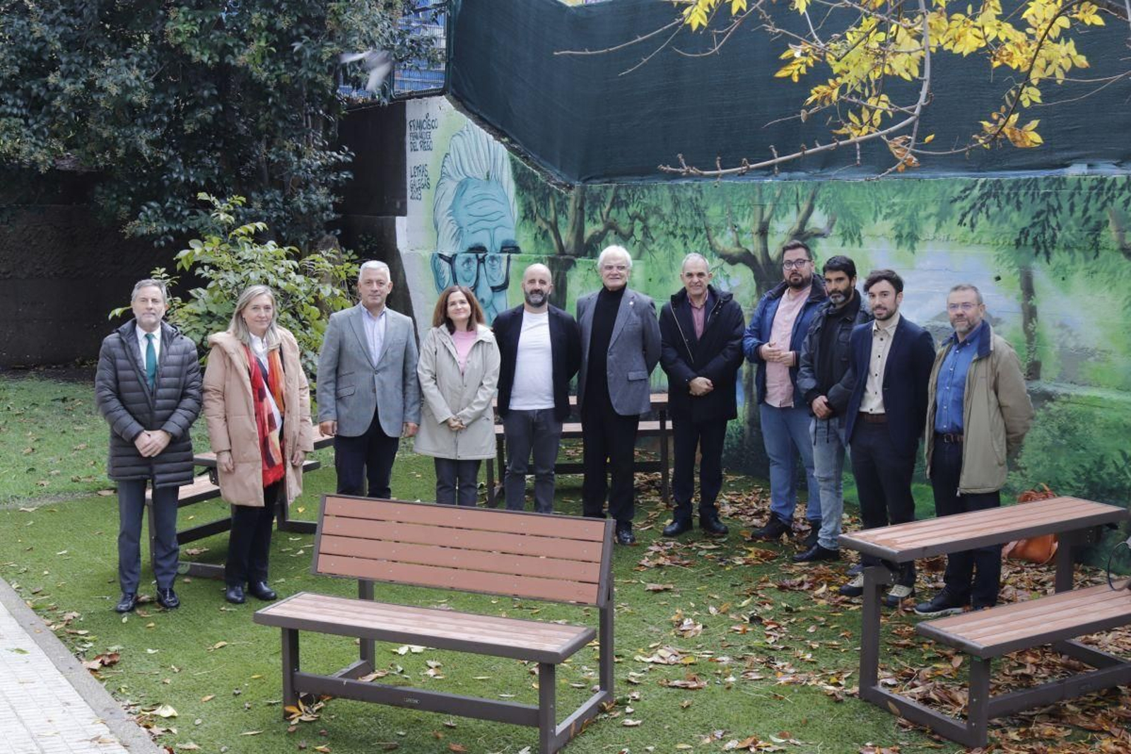 O equipo directivo do IES Castelao e os convidados á inauguración posan na aula exterior.