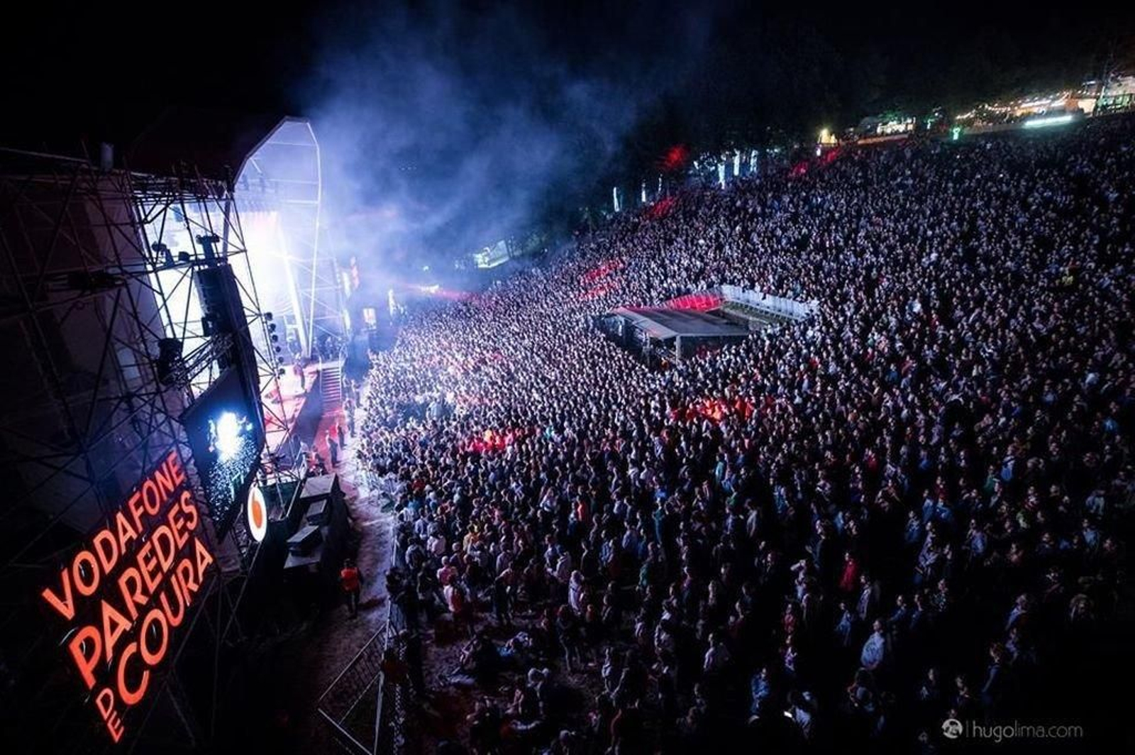 El Festival Paredes de Coura lleva 27 años siendo un referente internacional de la música alternativa y reúne a miles de asistentes en cada edición.