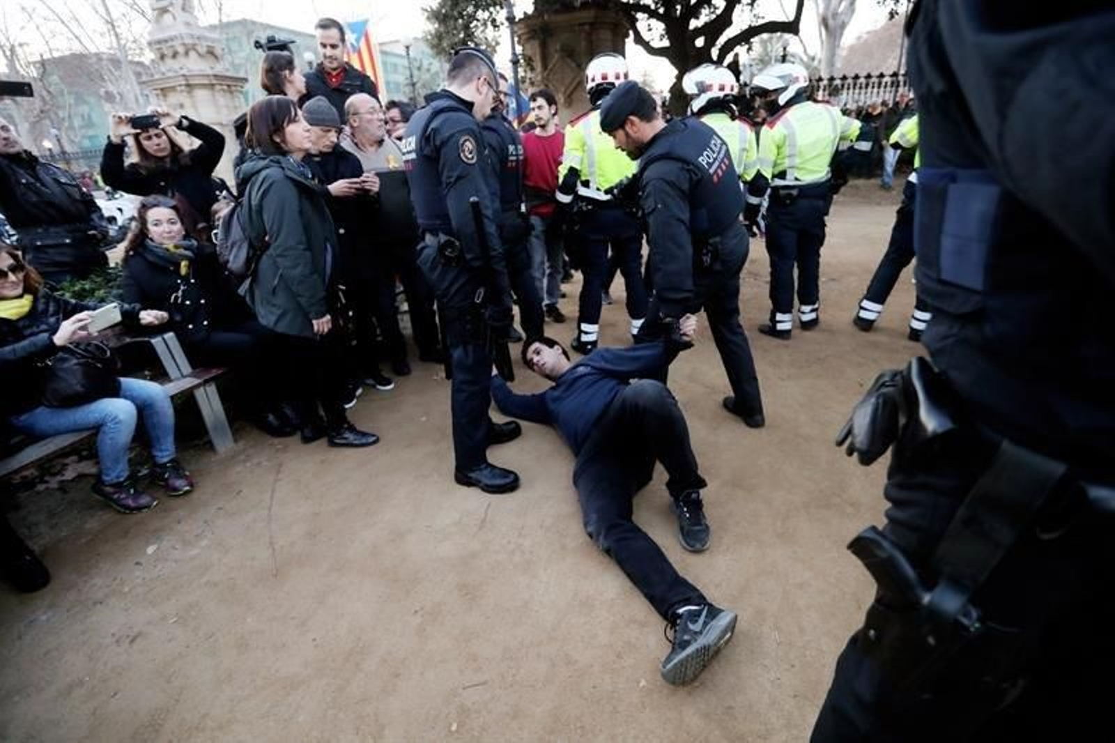 Un hombre es detenido por los mossos d'esquadra