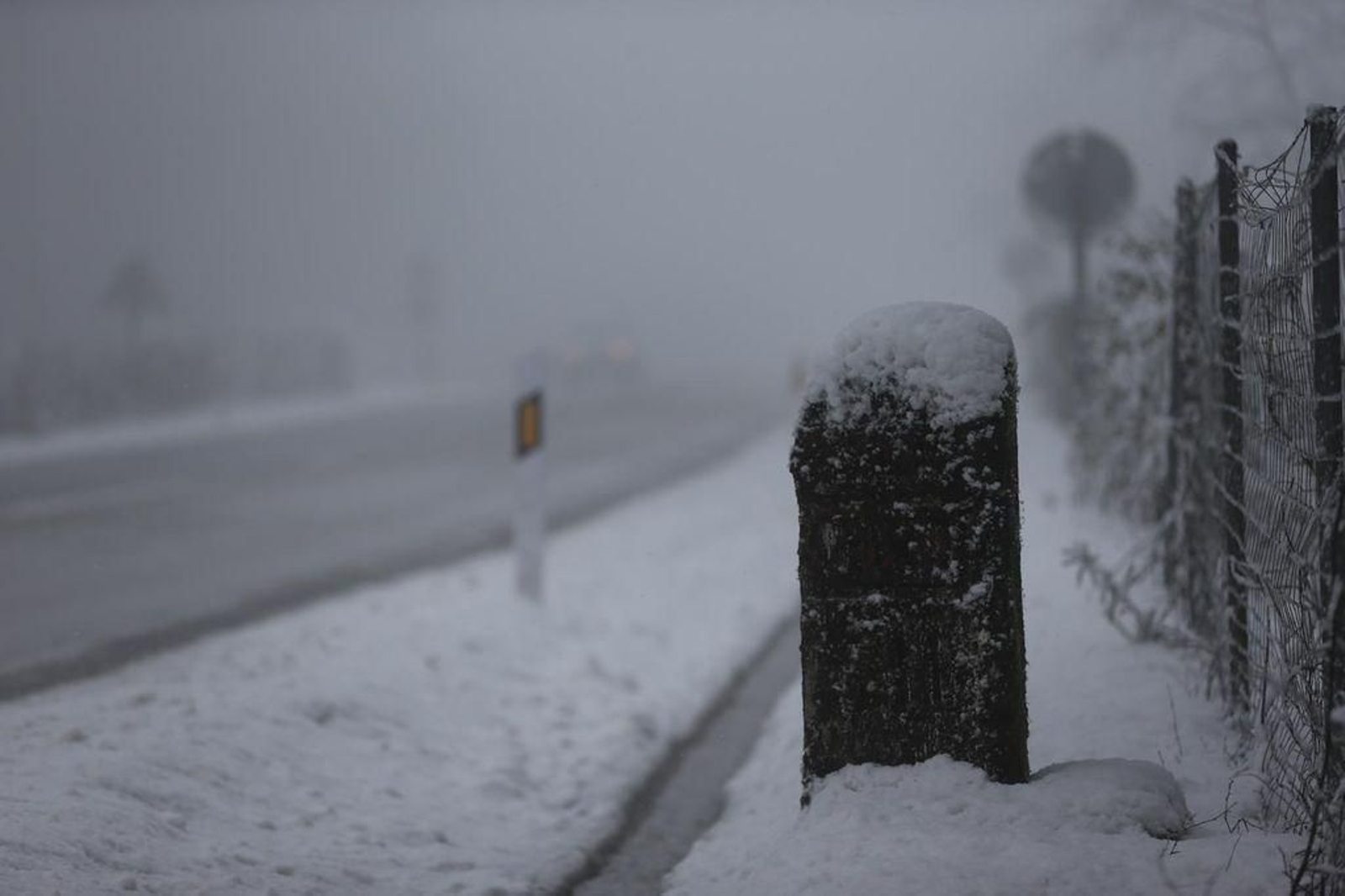 La nieve cubre el Alto de Fontefría // Alberte