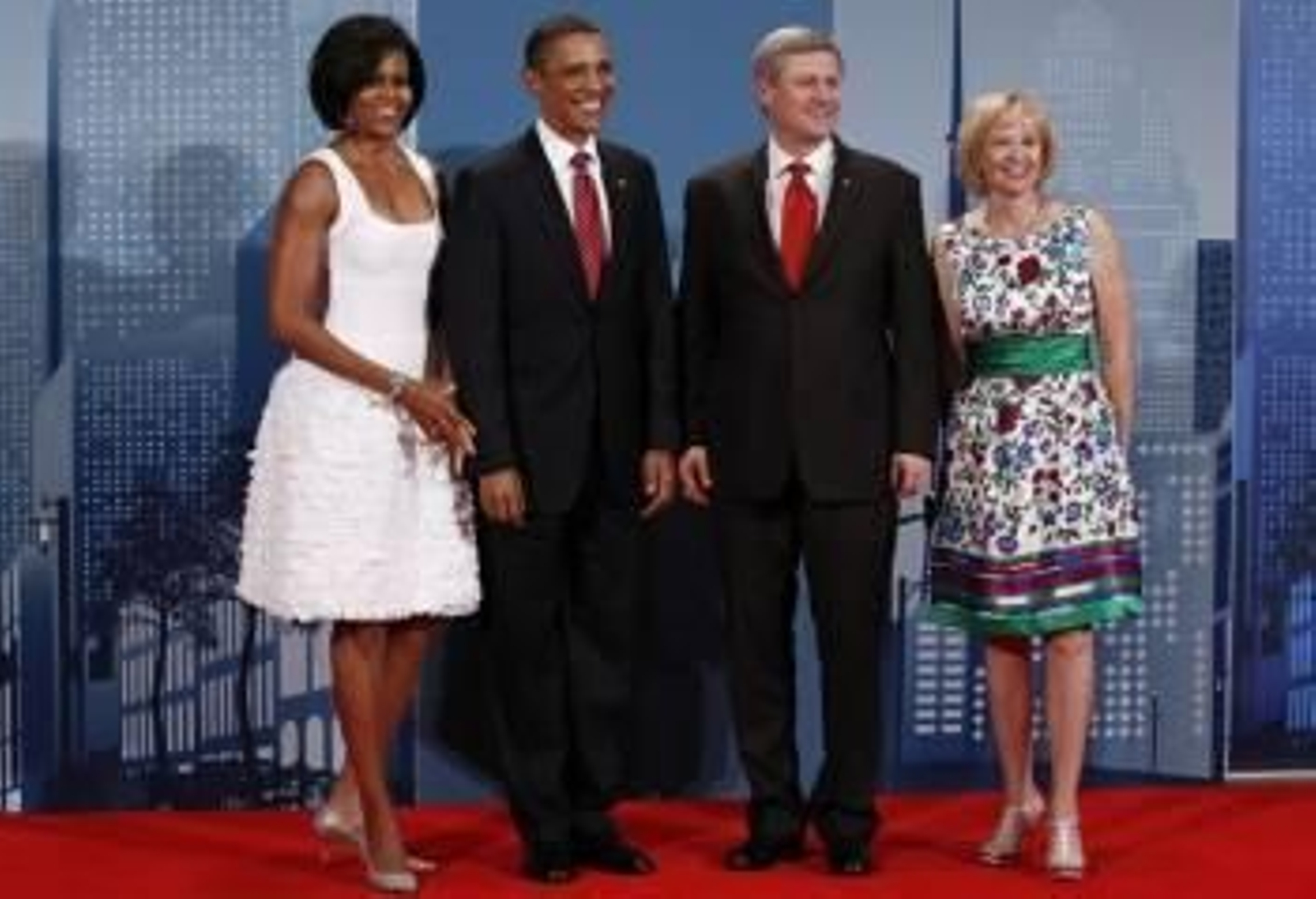 Michelle se ha decantado por un vestido blanco que ha levantado tantas críticas como elogios