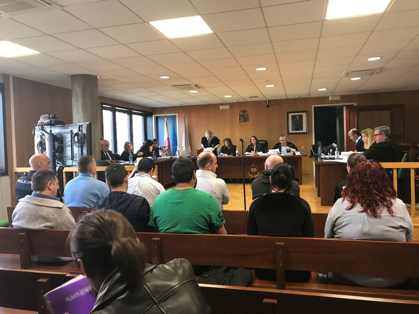 Los nueve acusados, ayer, en el banquillo de la sección quinta de la Audiencia, donde hoy continuará la vista.