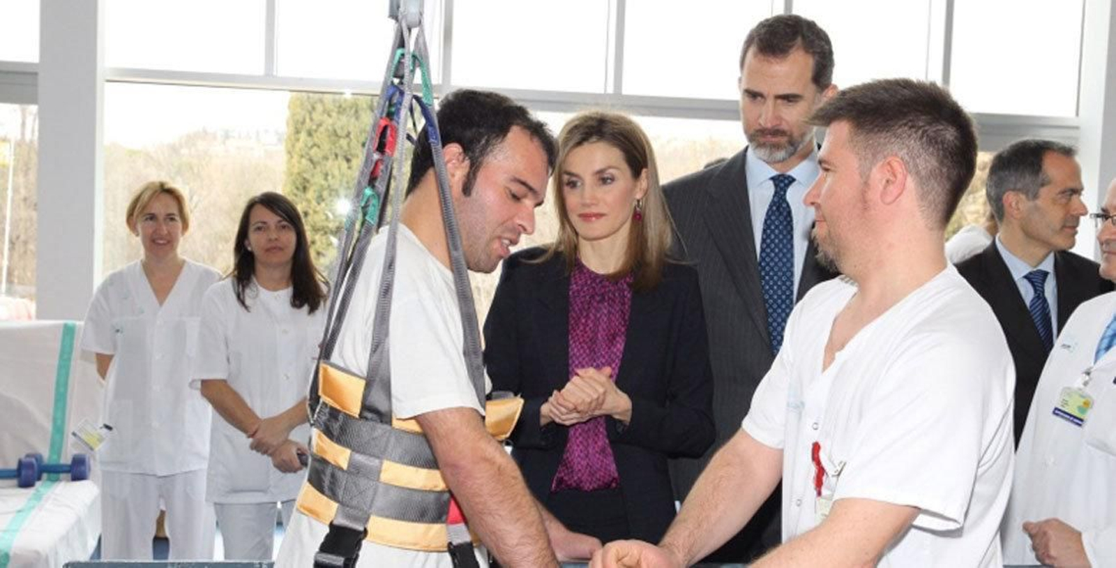 Los Reyes de España durante su visita al Hospital Nacional de Parapléjicos de Toledo.