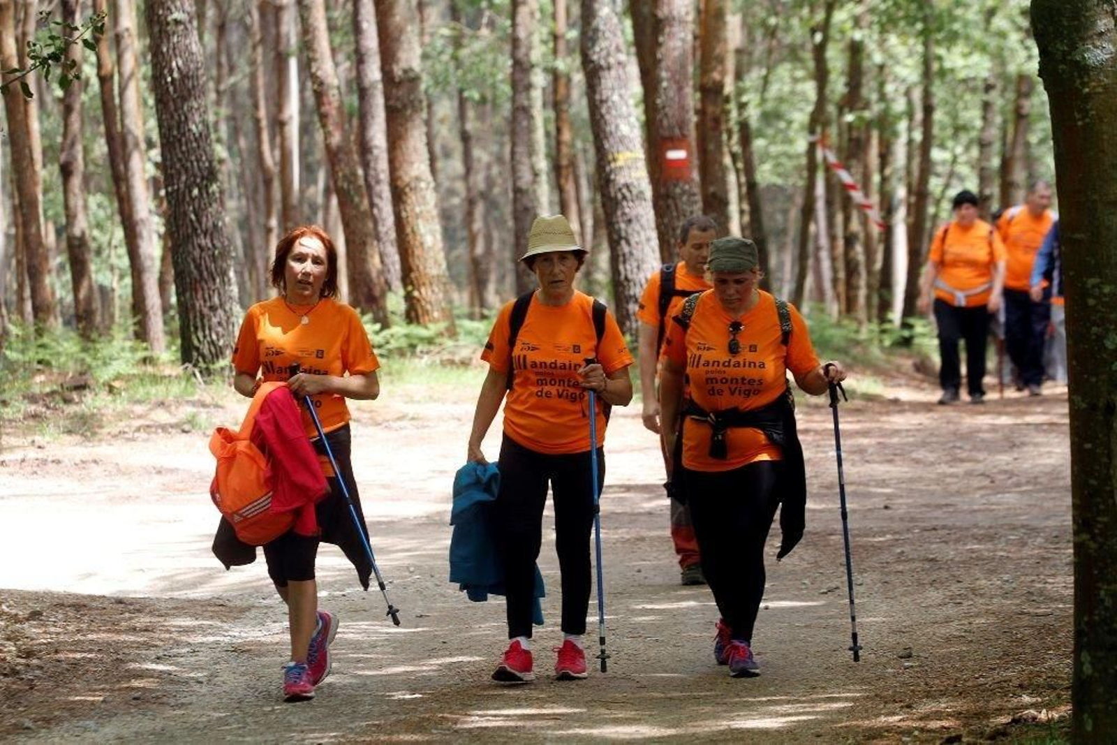 Participantes en la tercera andaina por los montes a su llegada al parque forestal de Zamáns.