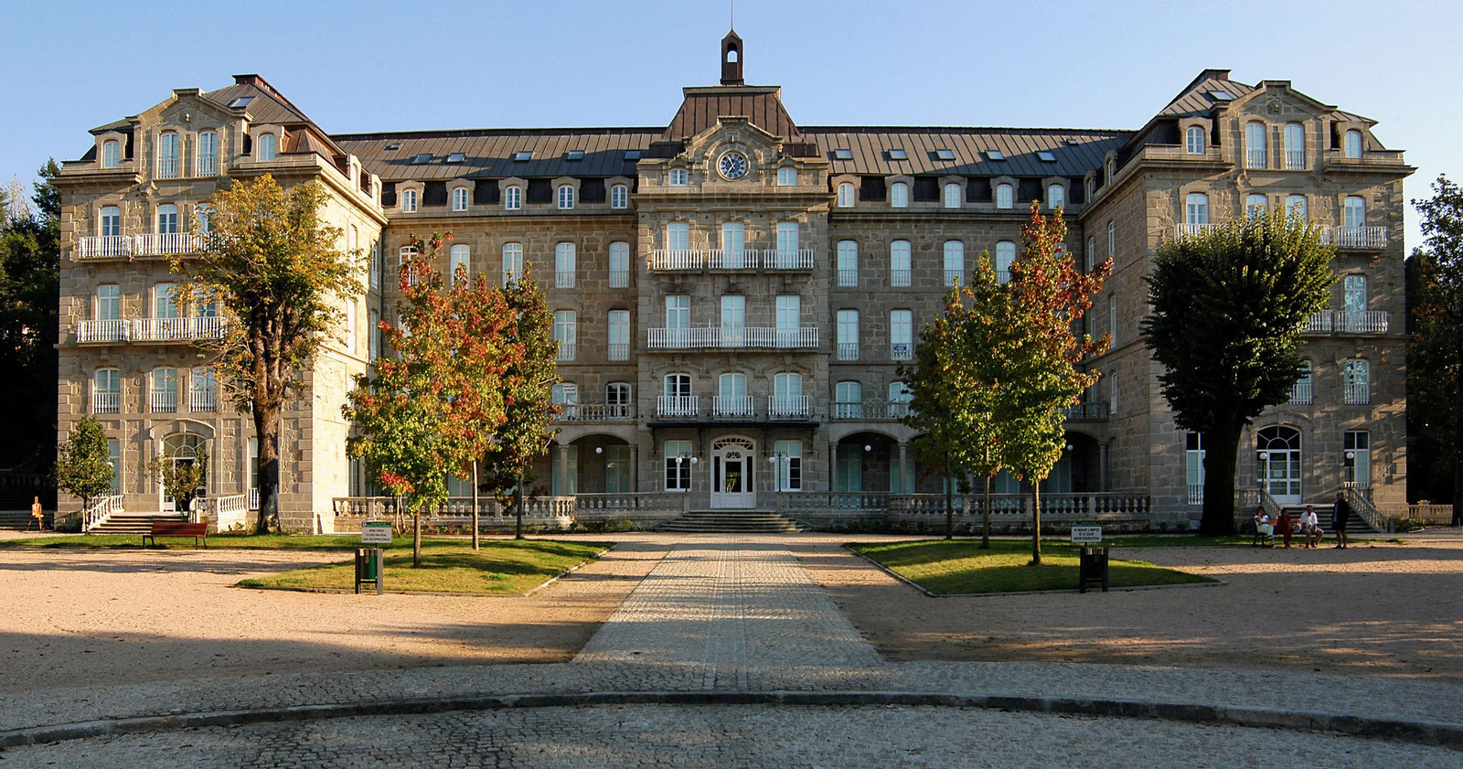 Edificio del Gran Hotel, hoy restaurado, tras ser arrasado por un incendio el 23 de abril de 1973.
