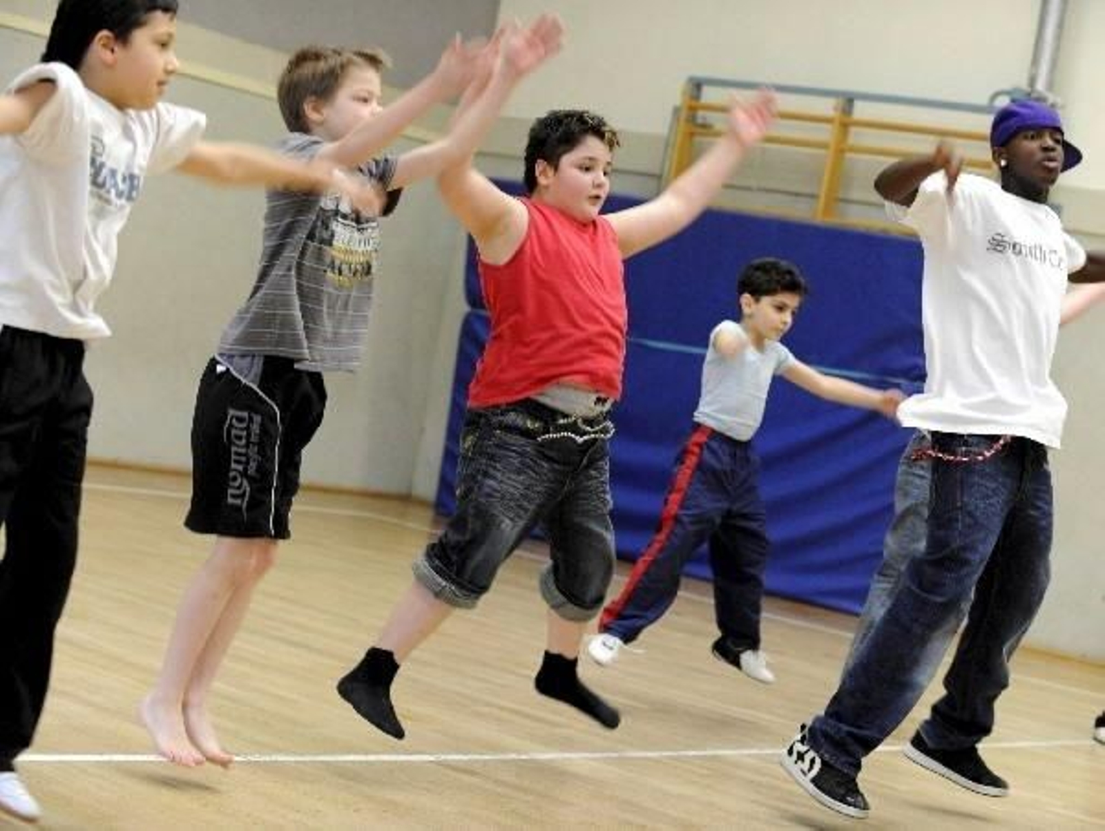 Niño con sobrepeso en gimnasia.