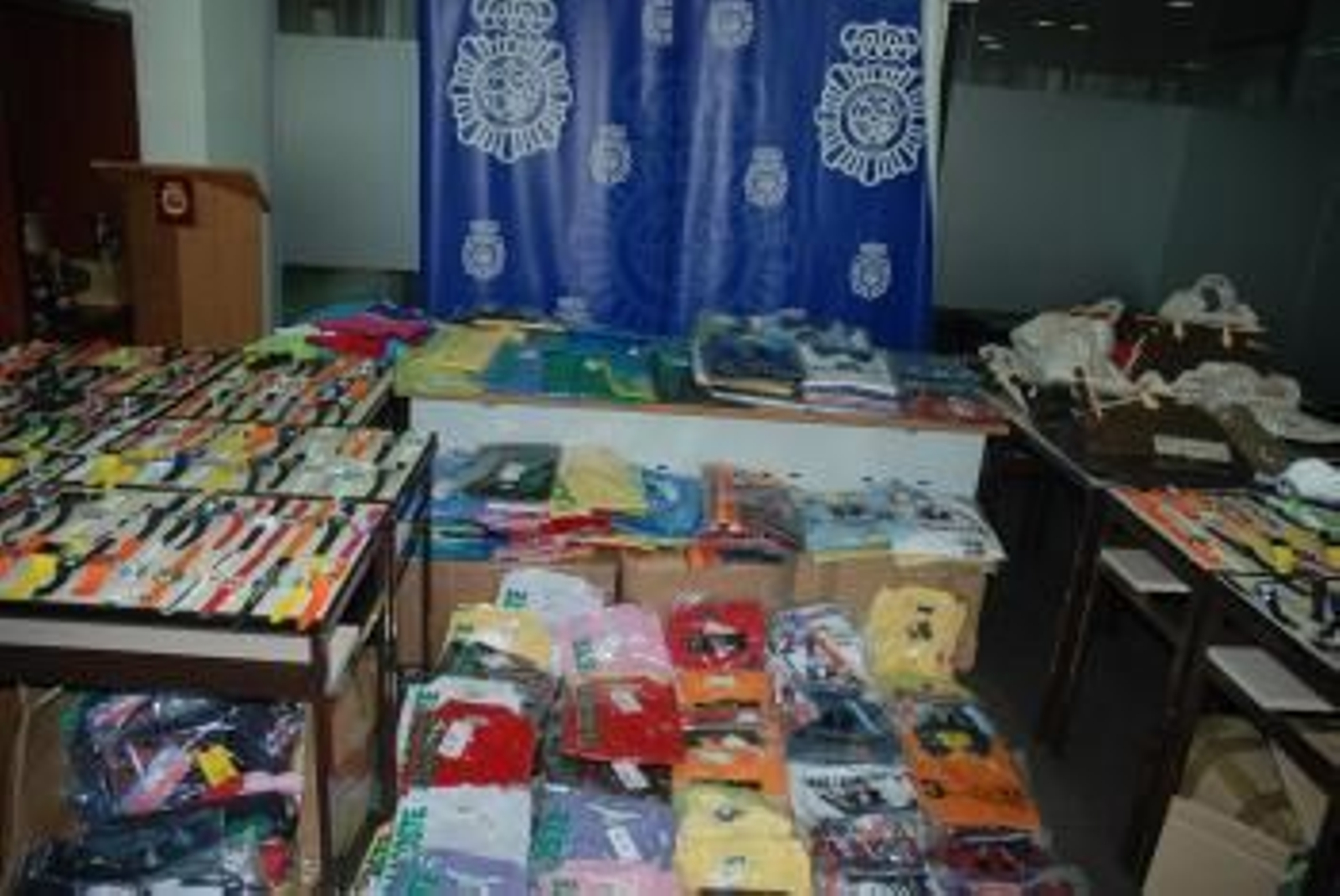 Falsificaciones intervenidas en un centro de almacenamiento.