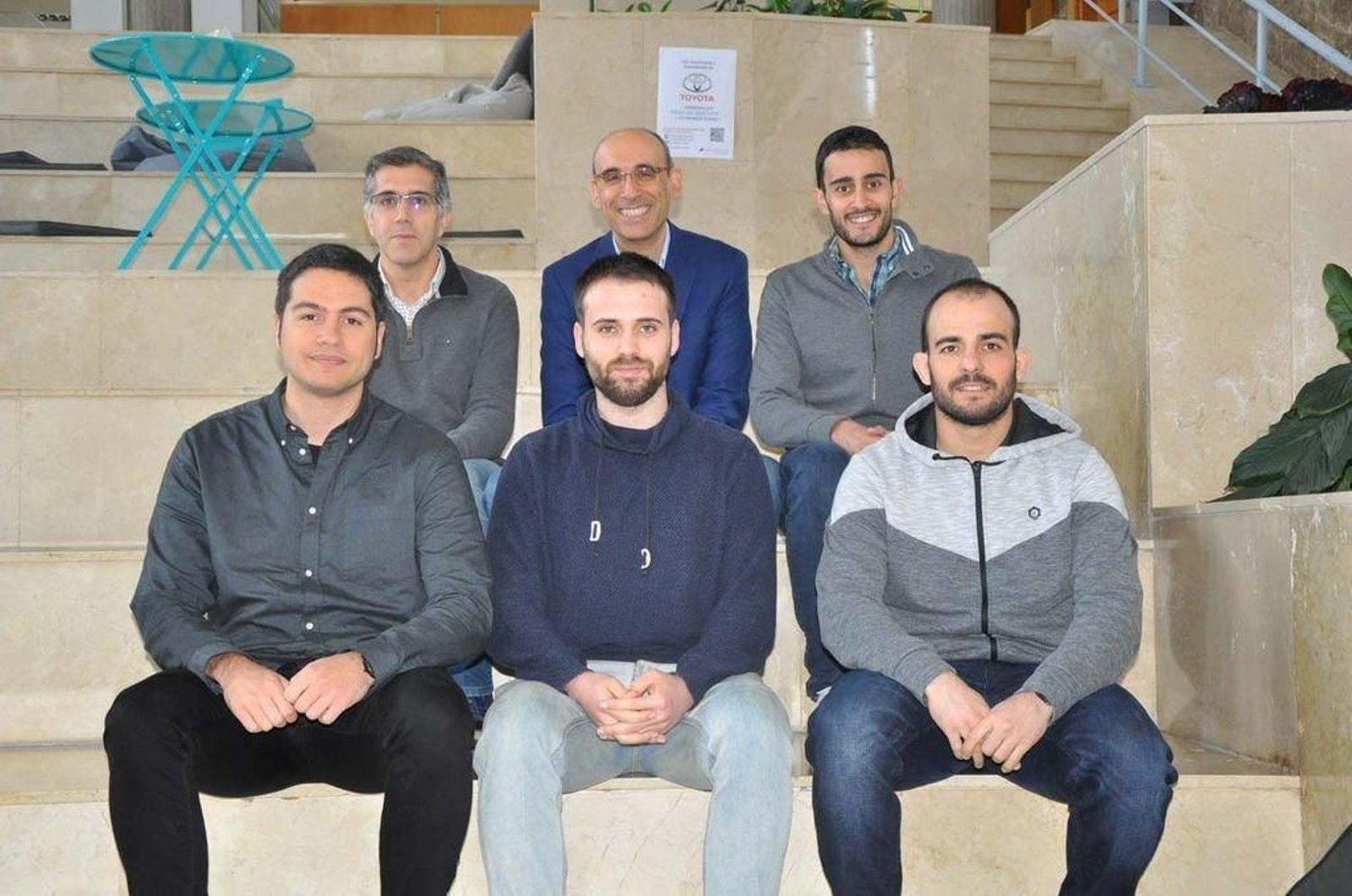 Os investigadores do proxecto Aidfork, no vetíbulo da Escola de Telecomunicacións da UVigo.