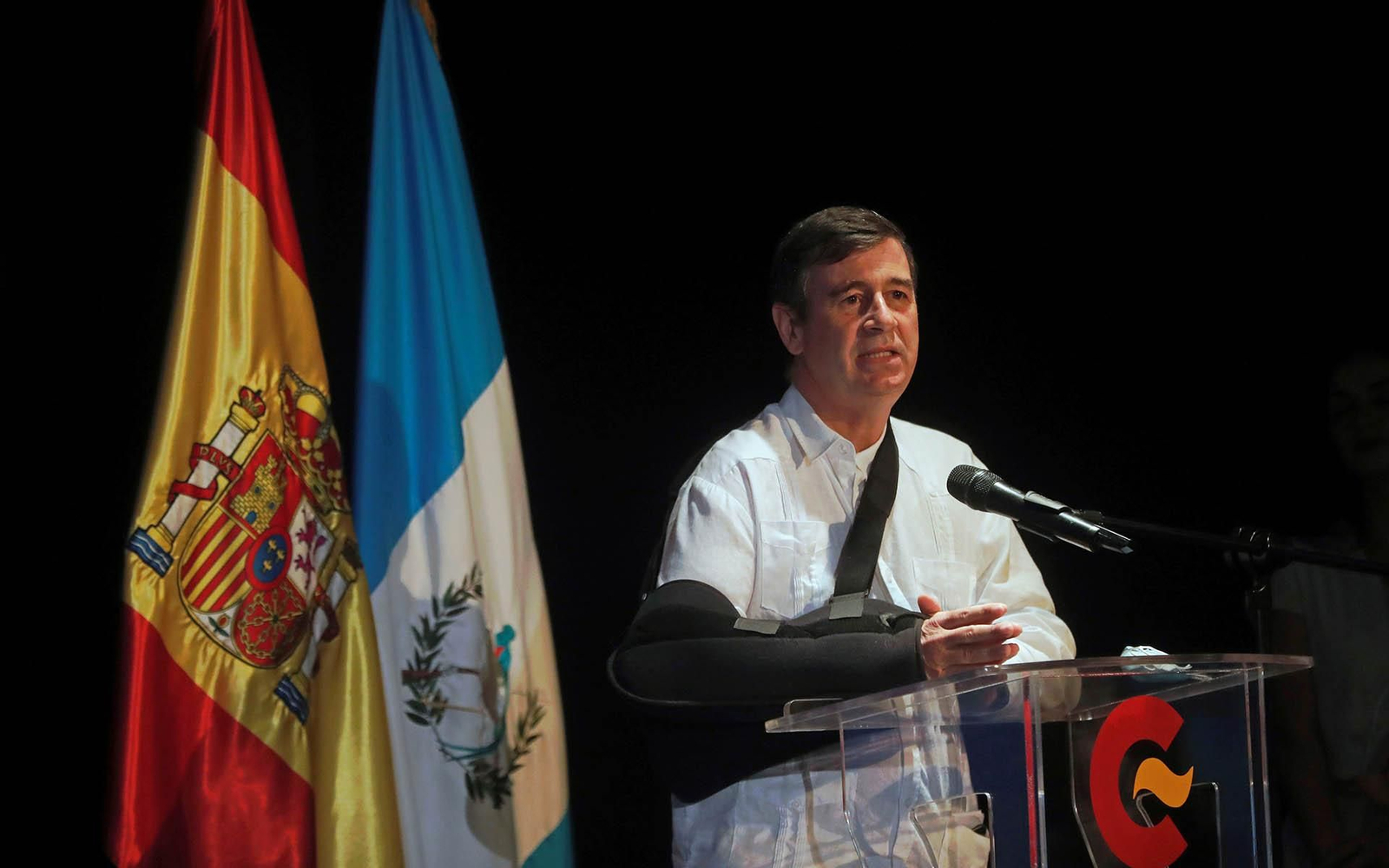 GU2002. CIUDAD DE GUATEMALA (GUATEMALA), 26/10/21.- El embajador de España en Guatemala, José María Lavina, participa en la presentación de los resultados de los 10 años de trabajo en el cierre del proyecto de saneamiento del agua en los El embajador de España en Guatemala, José María Lavina, participó en la presentación de los resultados de los 10 años de trabajo en el cierre del proyecto de saneamiento del agua en los departamentos de San Marcos y Huehuetenango en la campaña "Derecho al agua, derecho a la vida". EFE/ Esteban Biba