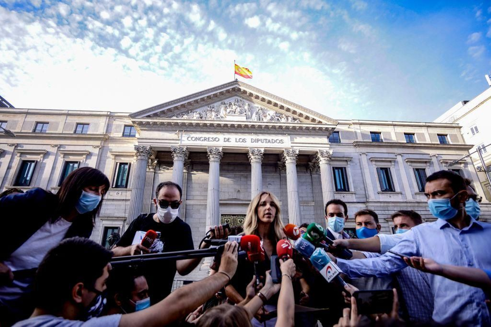 Cayetana Álvarez de Toledo, durante su rueda de prensa delante del Congreso de los Diputados.