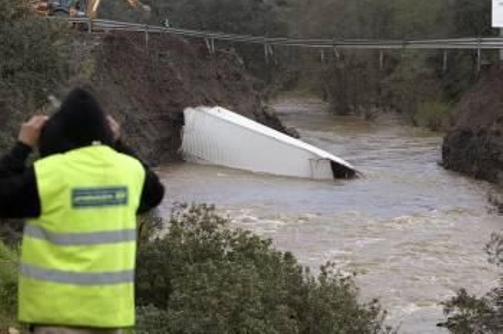 Parte del camión accidentado en Fuencaliente y estado en el quedó el túnel que se derrumbaba. (Foto: MARIANO CIEZA MORENO)