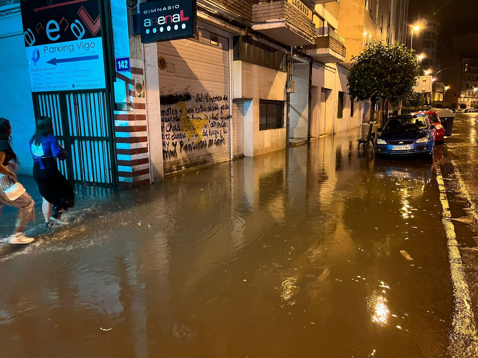 Inundaciones por la fuerte tormenta en Vigo. // Alberte