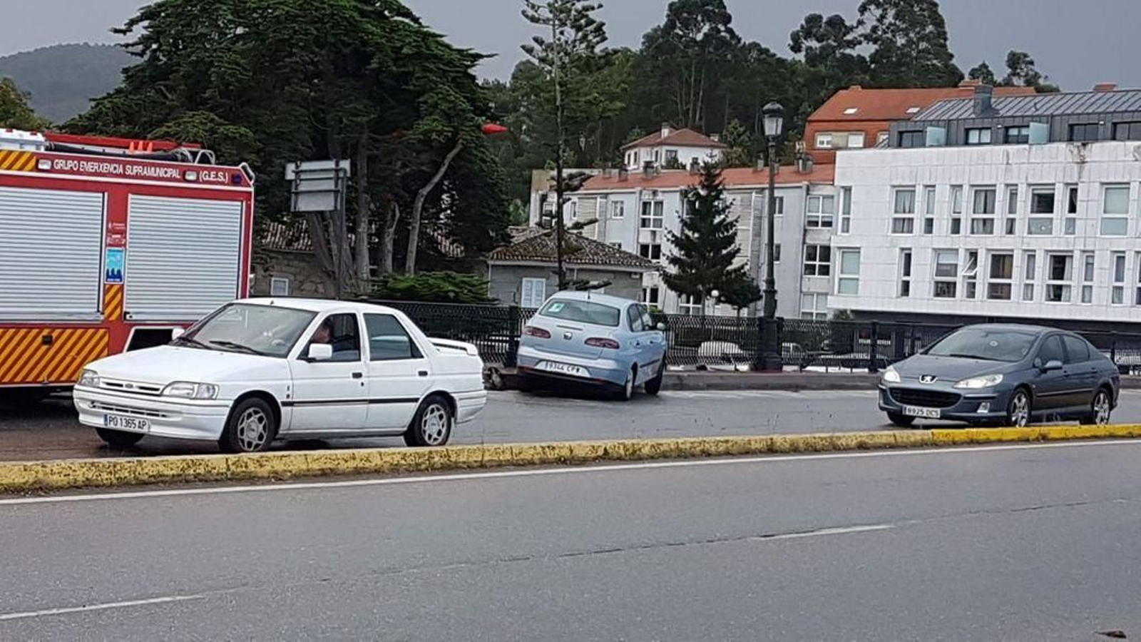 Un conductor se salva de caer al río en Ramallosa