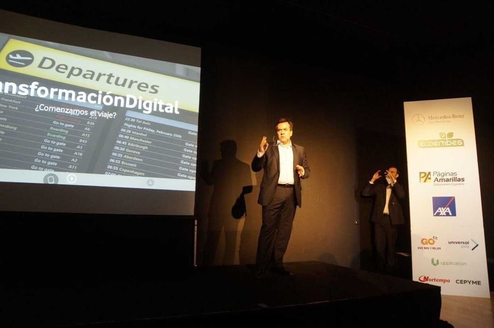 Antonio Bey de Vodafone fue el primero en intervenir en la jornada "Impulsando Pymes".