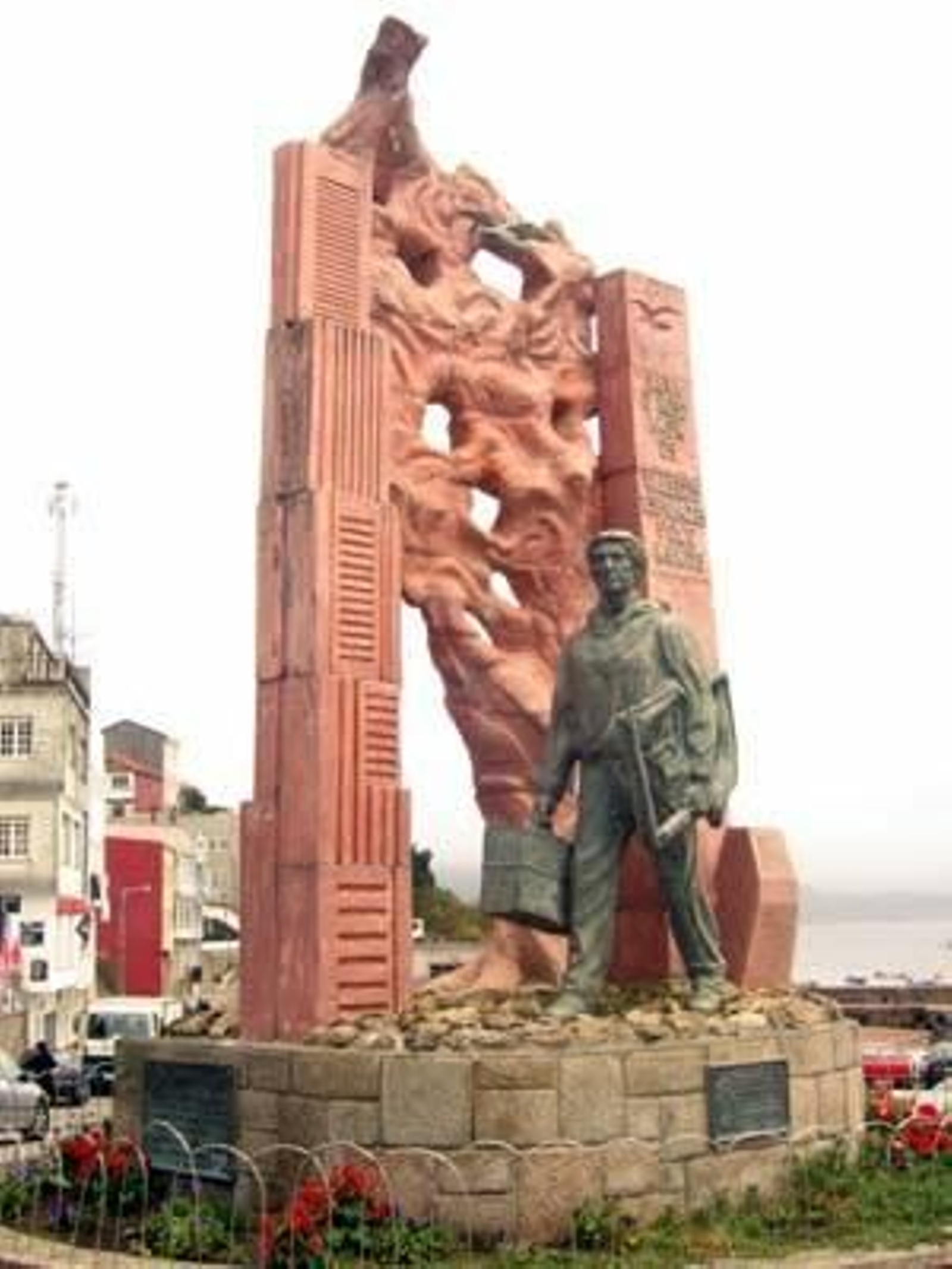 Escultura al emigrante en Vimianzo.