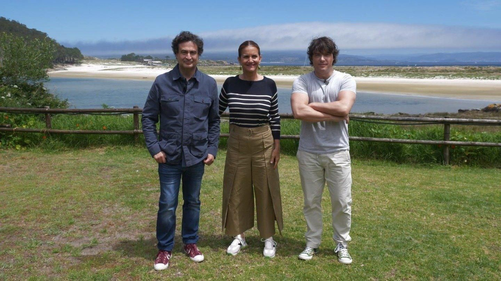 Pepe Rodríguez, Samantha Vallejo y Jordi Cruz, en Cíes. // 
Shine Iberia