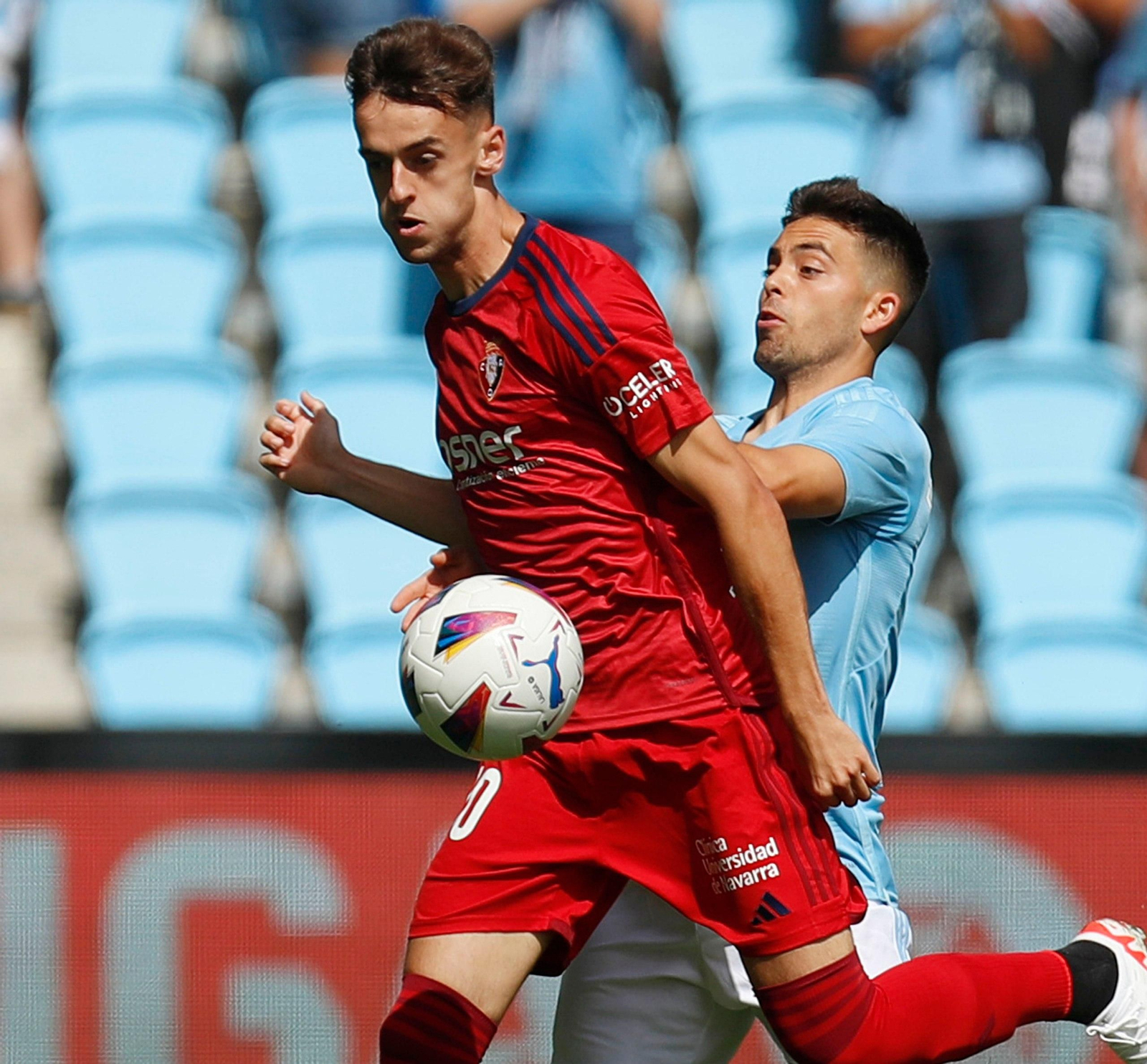 Celta y Osasuna se disputan el balón.
