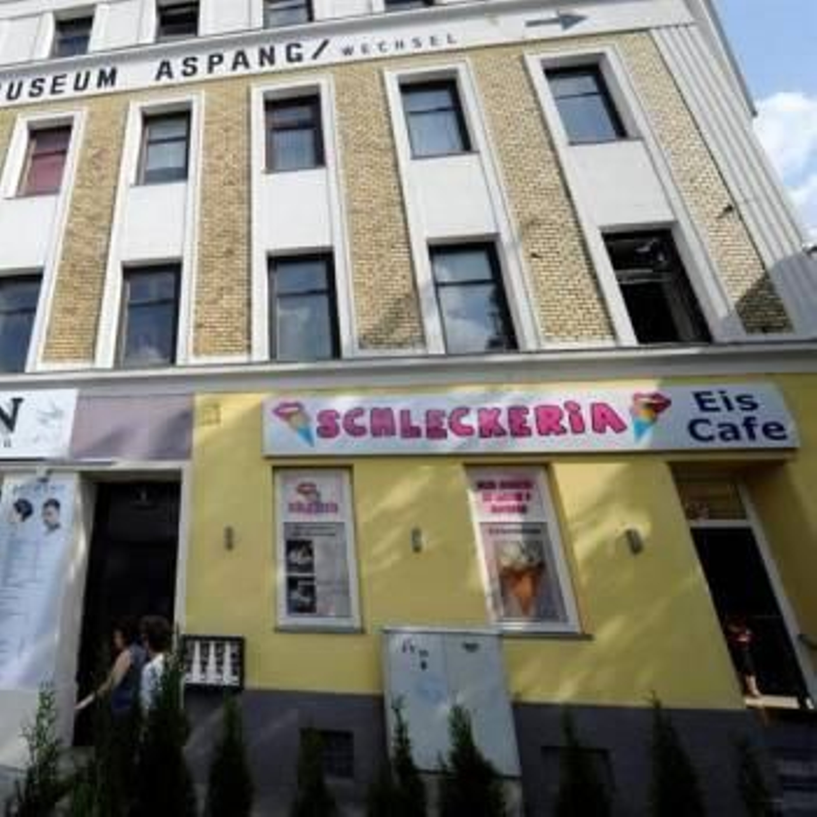 Fachada de un edificio de apartamentos en el que unos trabajadores descubrieron dos cuerpos mutilados en el sótano del edificio durante unas obras de construcción. Foto: EFE