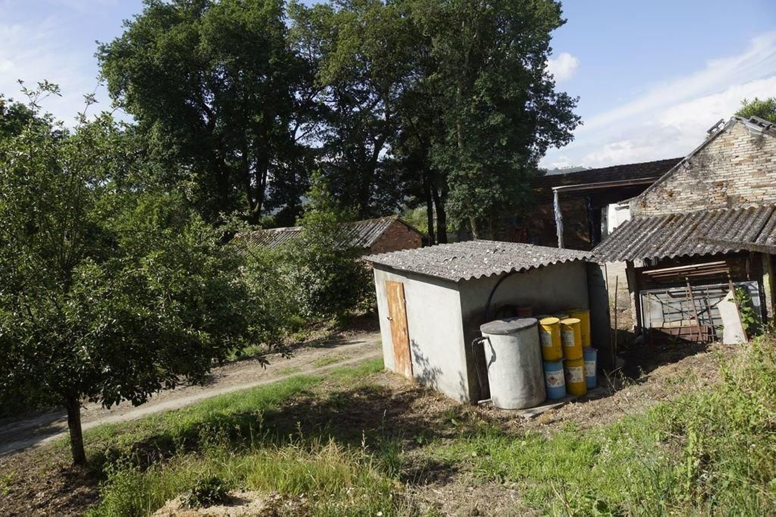 Interior de las instalaciones de la pirotécnica La Gallega, en Baldráns, que un vecino denunció en varias ocasiones.