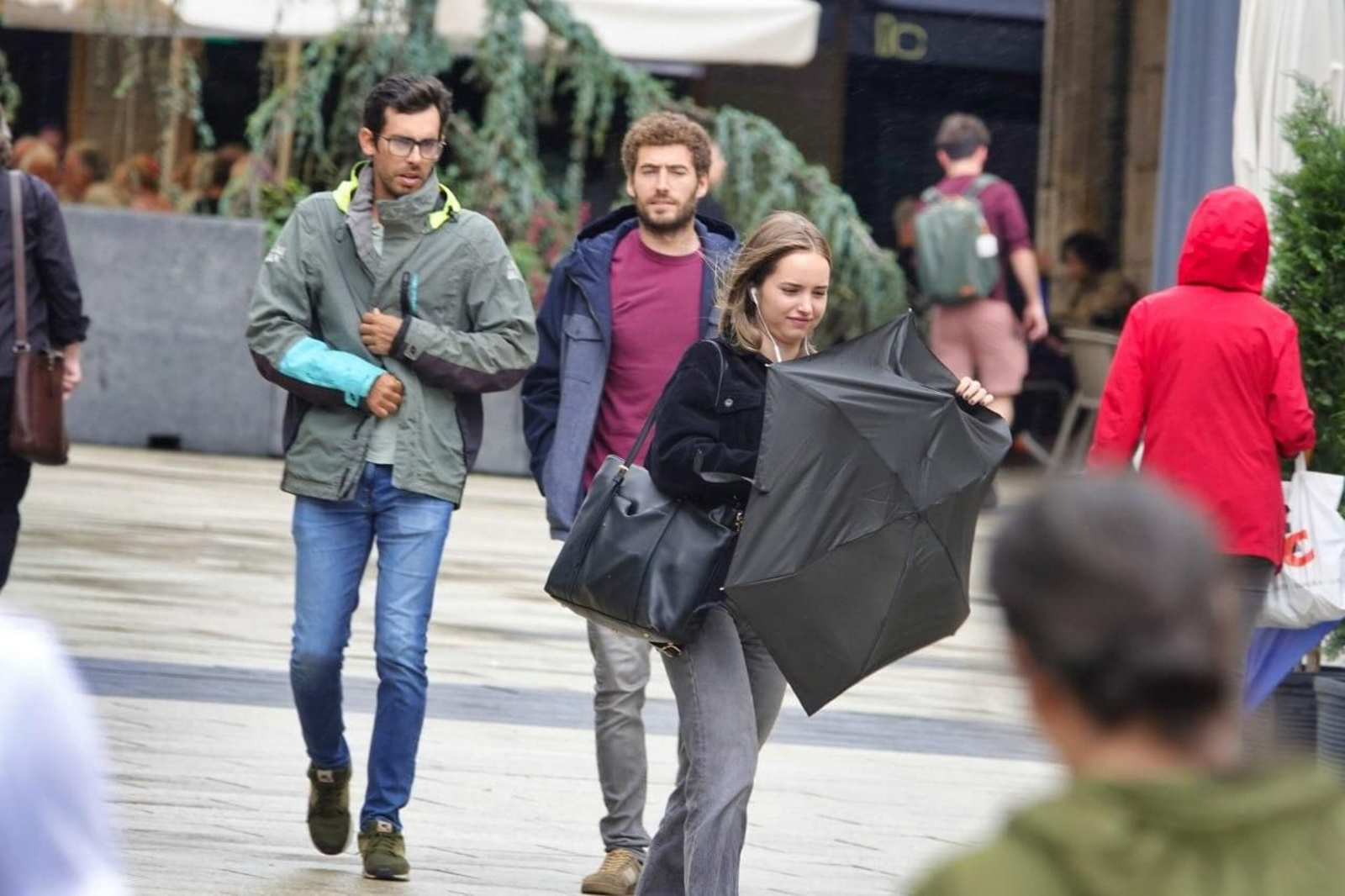 Un paraguas rebelde en Vigo.