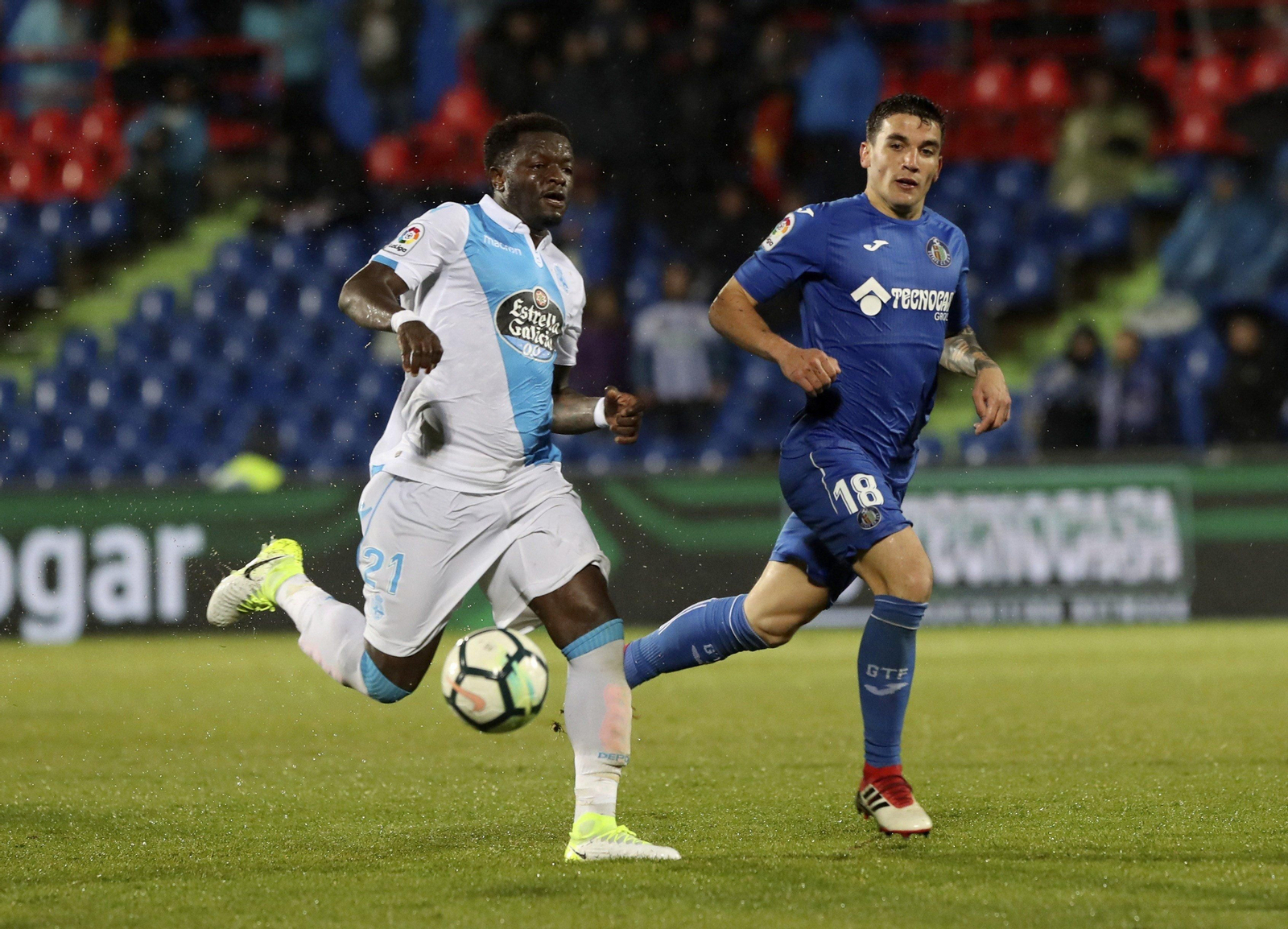 Muntari persigue el balón en el duelo entre Deportivo y Getafe.
