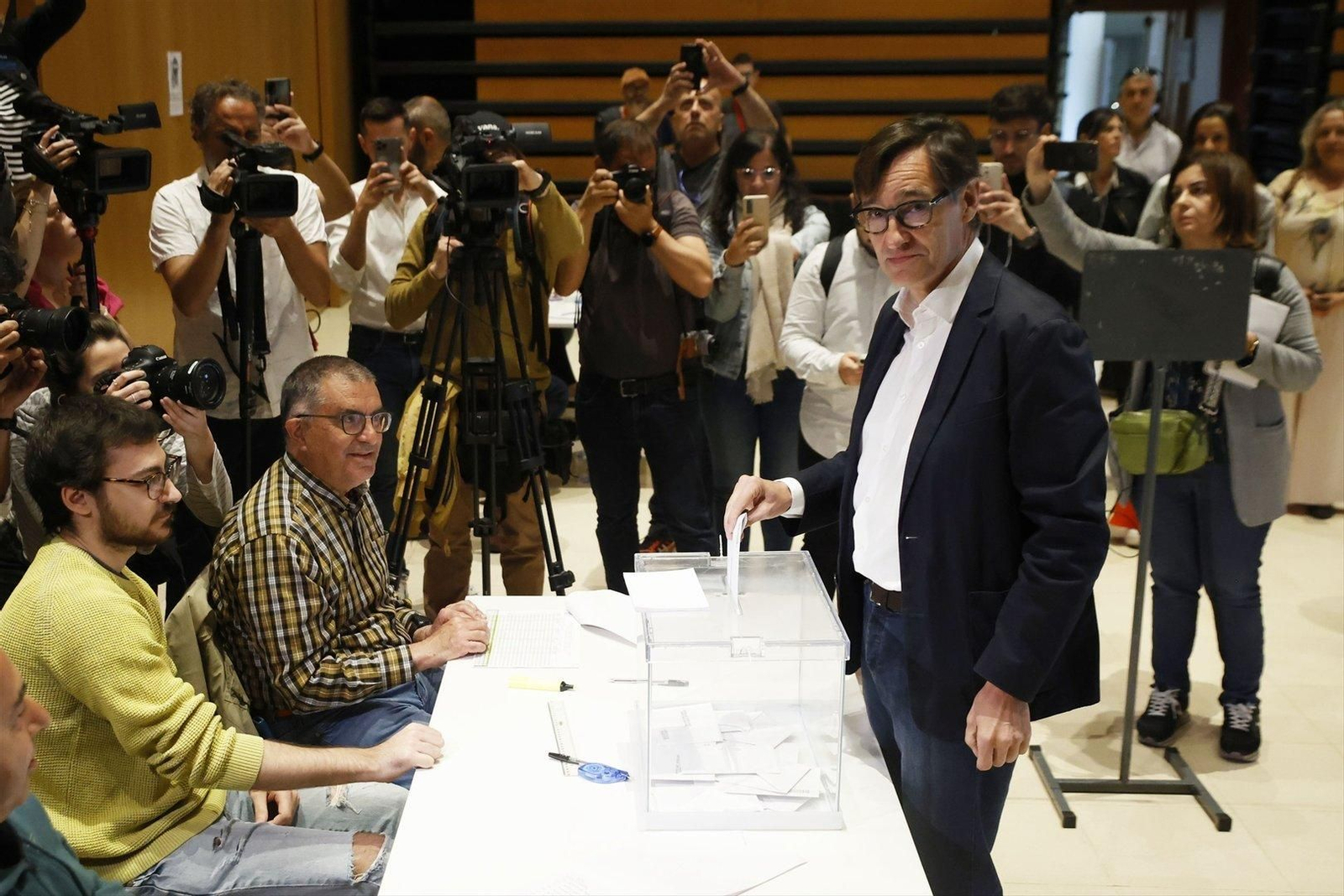 Illa (PSC) ejerce su derecho al voto.