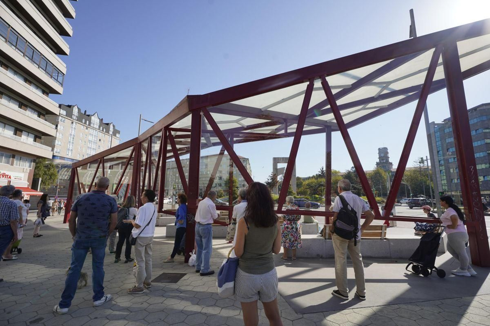 La marquesina de Plaza de América, con la nueva cubierta contra la lluvia y usuarios buscando la sombra tras ella.