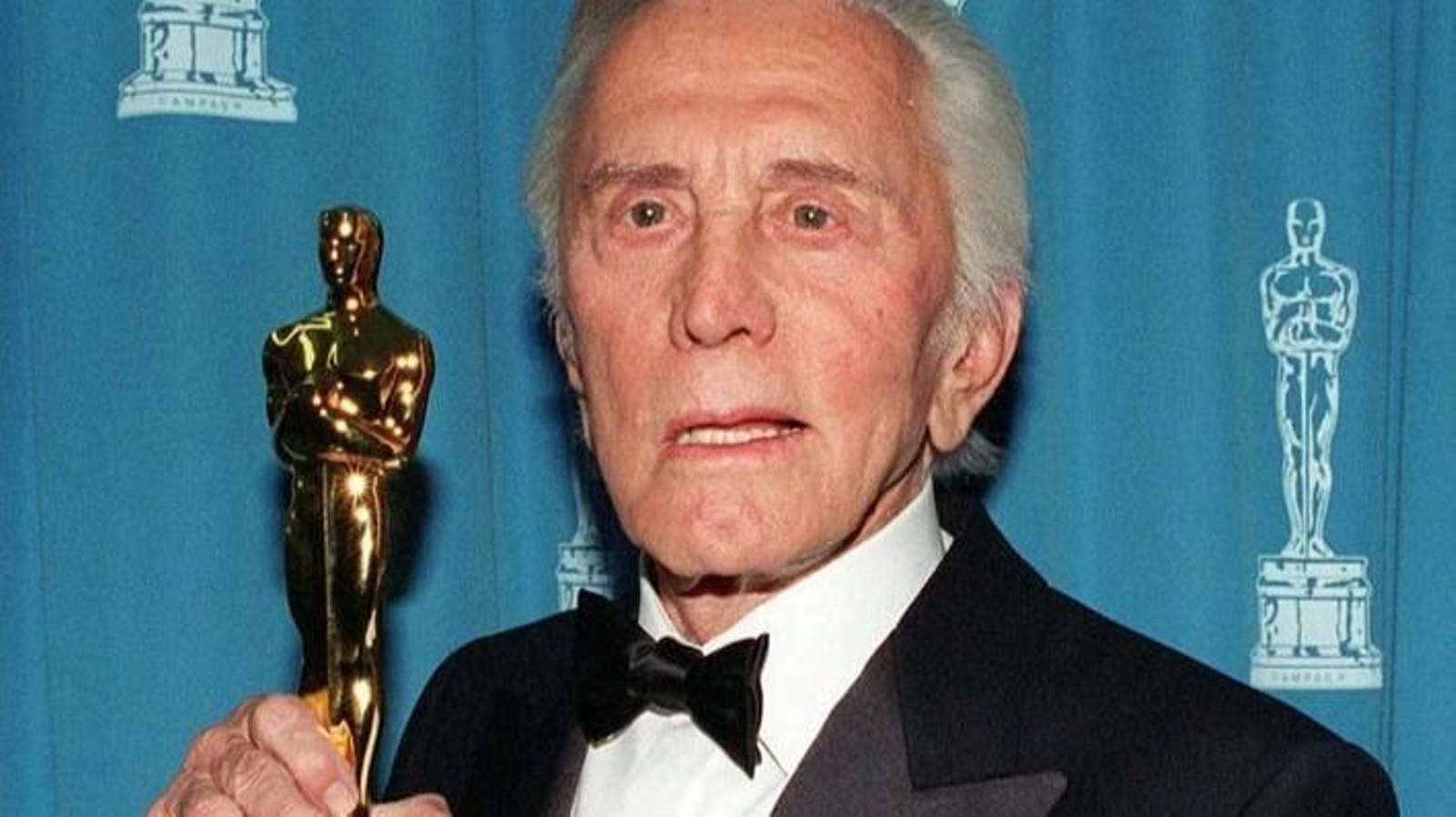 Douglas con el Oscar honorífico.