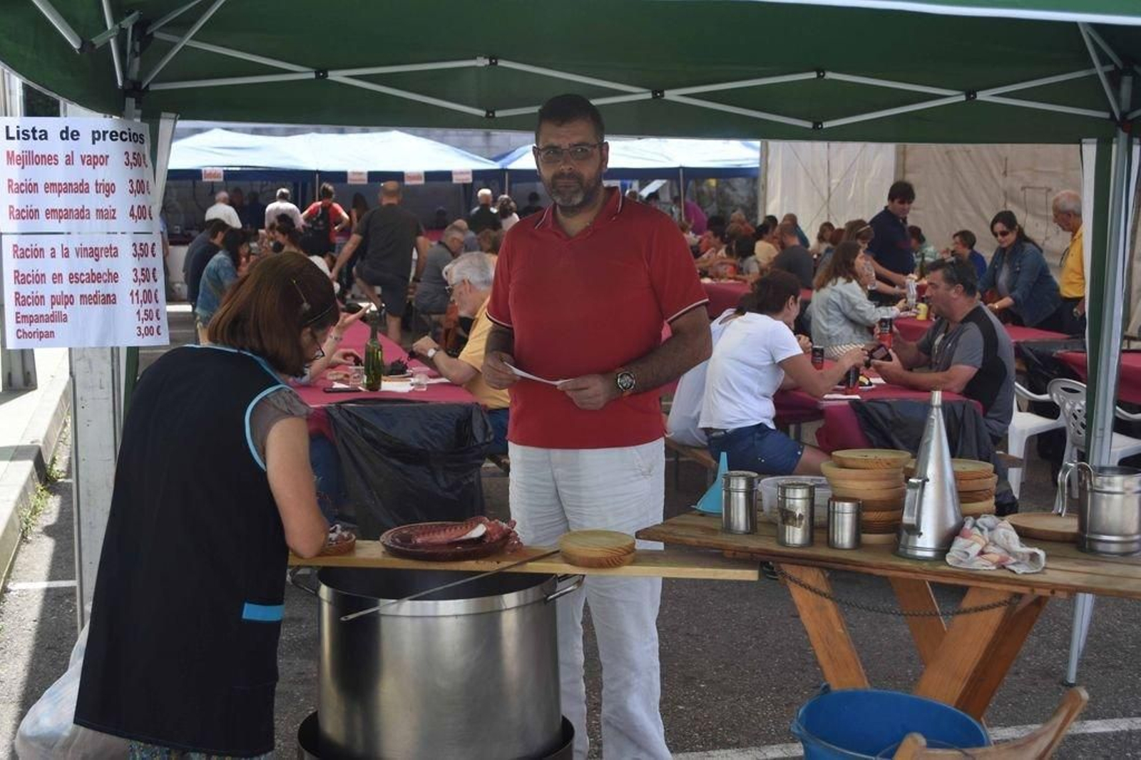 Una veintena de personas trabajan desde hace una semana para tener todo a punto en esta nueva edición de la Festa do Mexilón, que en esta ocasión contó con una pulpeira en la carpa.