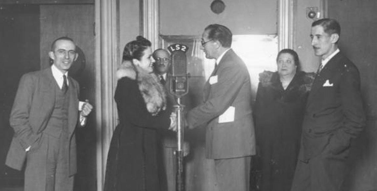 Maruxa Boga y Castelao durante la grabación de un programa radiofónico.