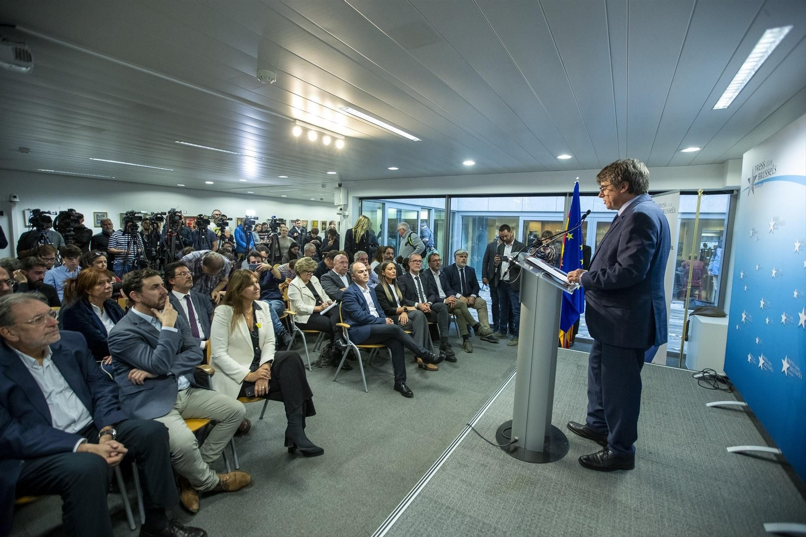 El expresidente de la Generalitat y eurodiputado de Junts, Carles Puigdemont,  comparece en una rueda de prensa para explicar los detalles del acuerdo de investidura con el PSOE. // EP
