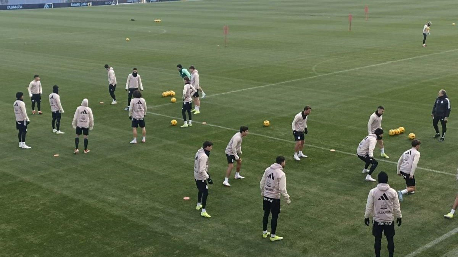 El equipo peleó ayer contra el frío en el entrenamiento matinal de la ciudad deportiva de Mos.
