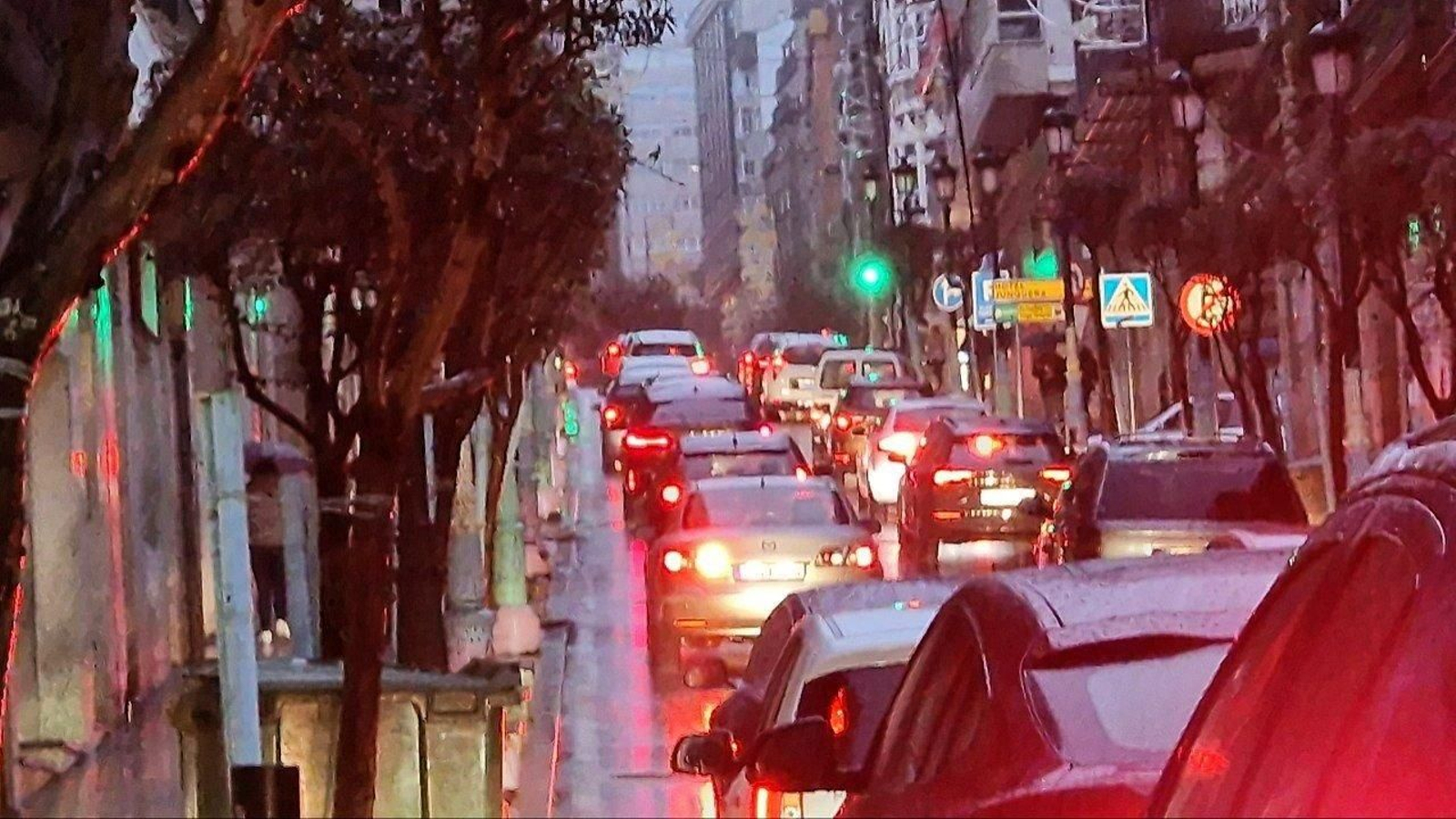 Atasco en una de las calles que acceden a Urzaiz, el martes. // J.V. Landín