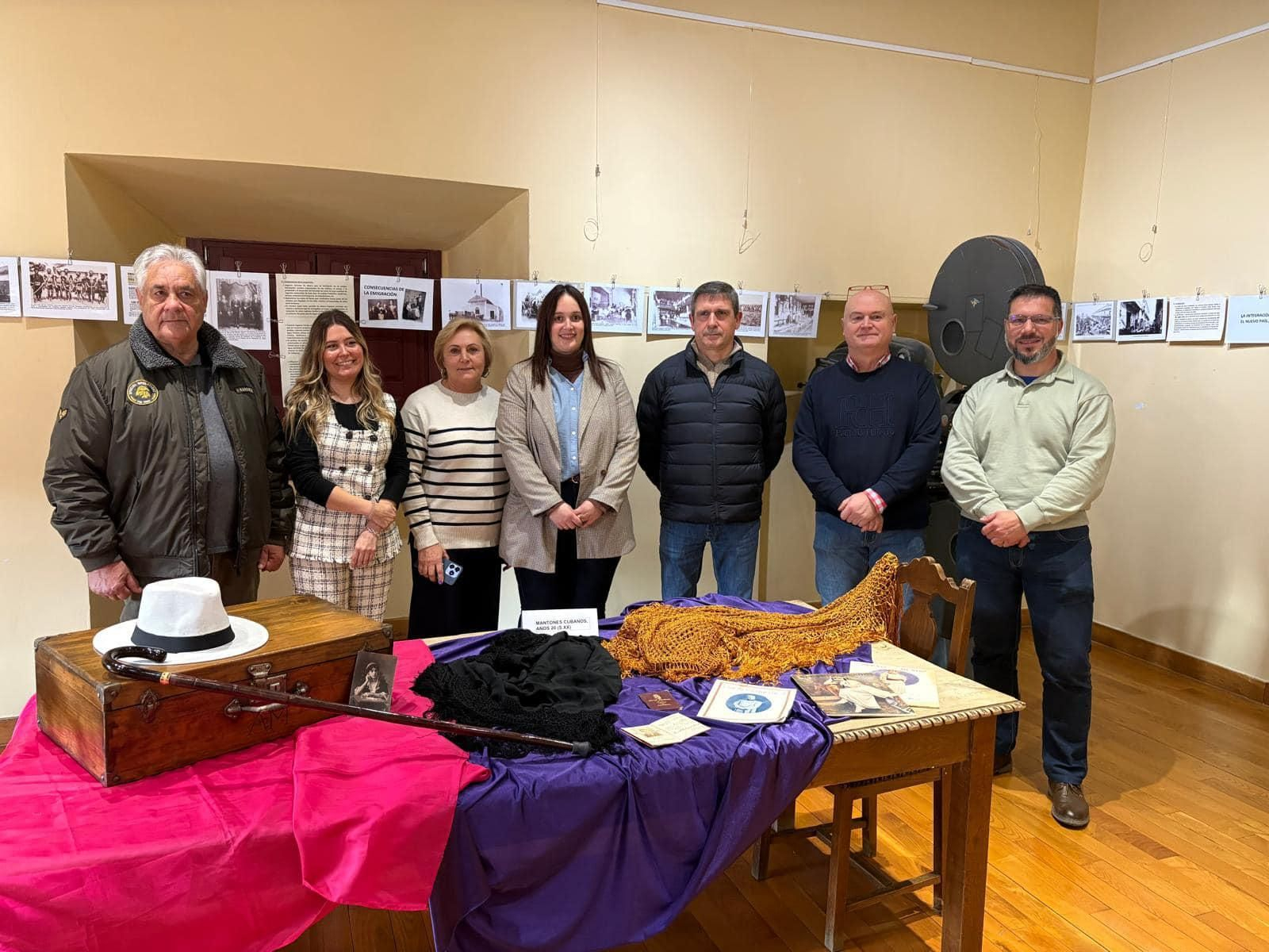 La inauguración contó con la presencia de la directora general de Emigración, Olaya Romano (segunda por la izquierda), quien destacó la relevancia de este tipo de iniciativas para recordar y valorar la historia de la emigración asturiana.