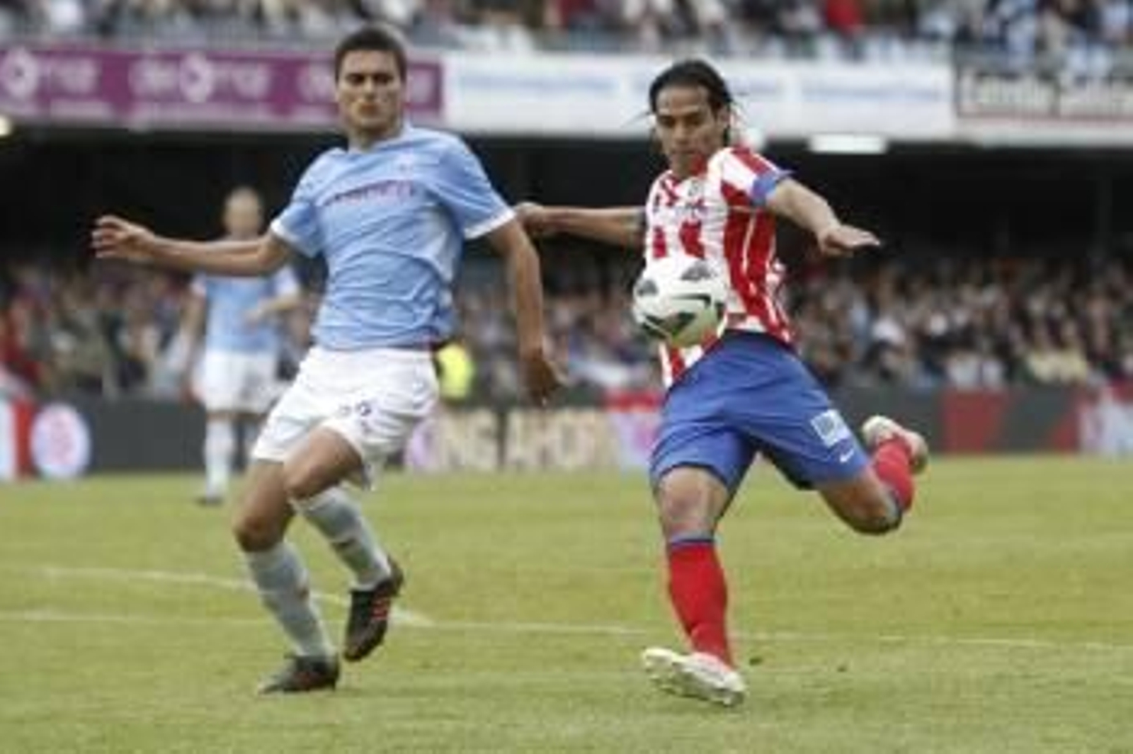 El céltico Jonathan Vila trata de rechazar el remate del colombiano Radamel Falcao. (Foto: SALVADOR SAS)