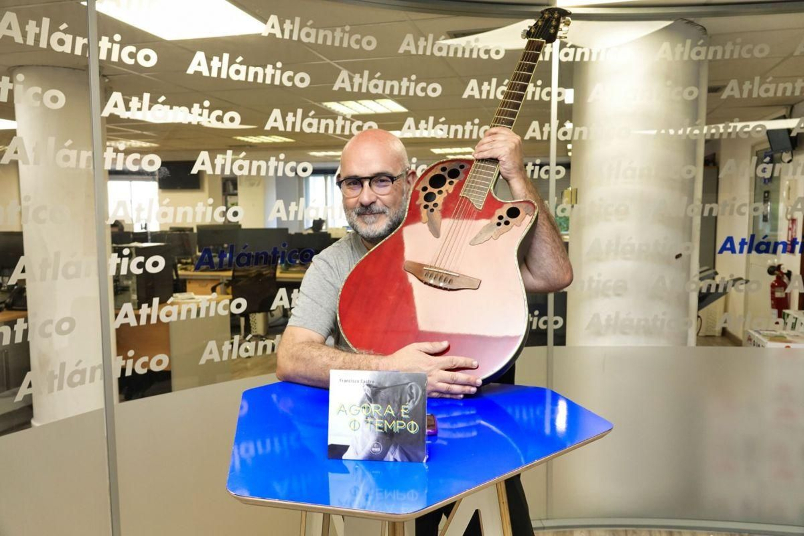 Francisco Castro, na súa visita ao set de Atlántico TV.