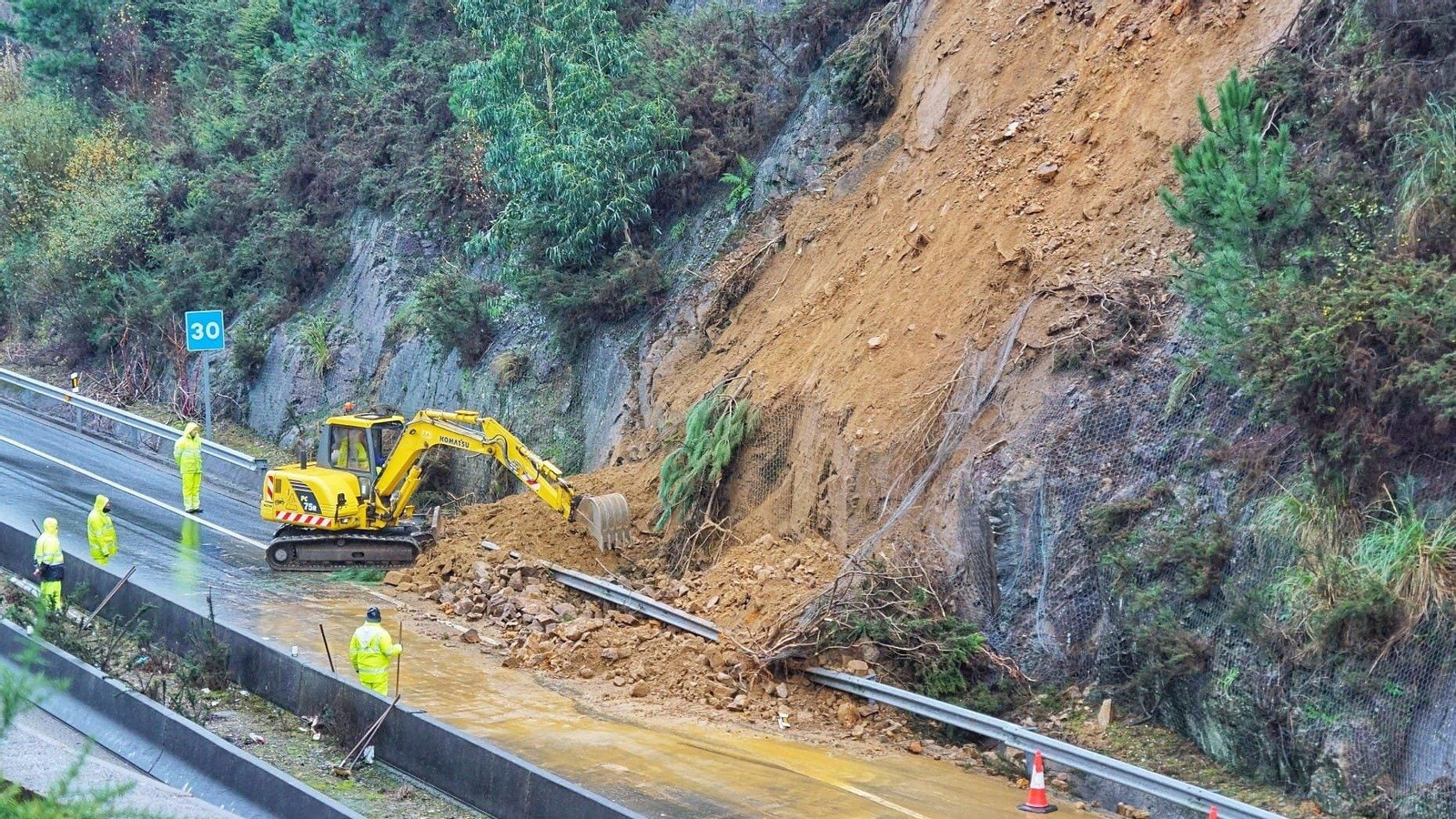 Obras de reparaicón  en el desprendimiento de tierra en Puxeiros. VICENTE