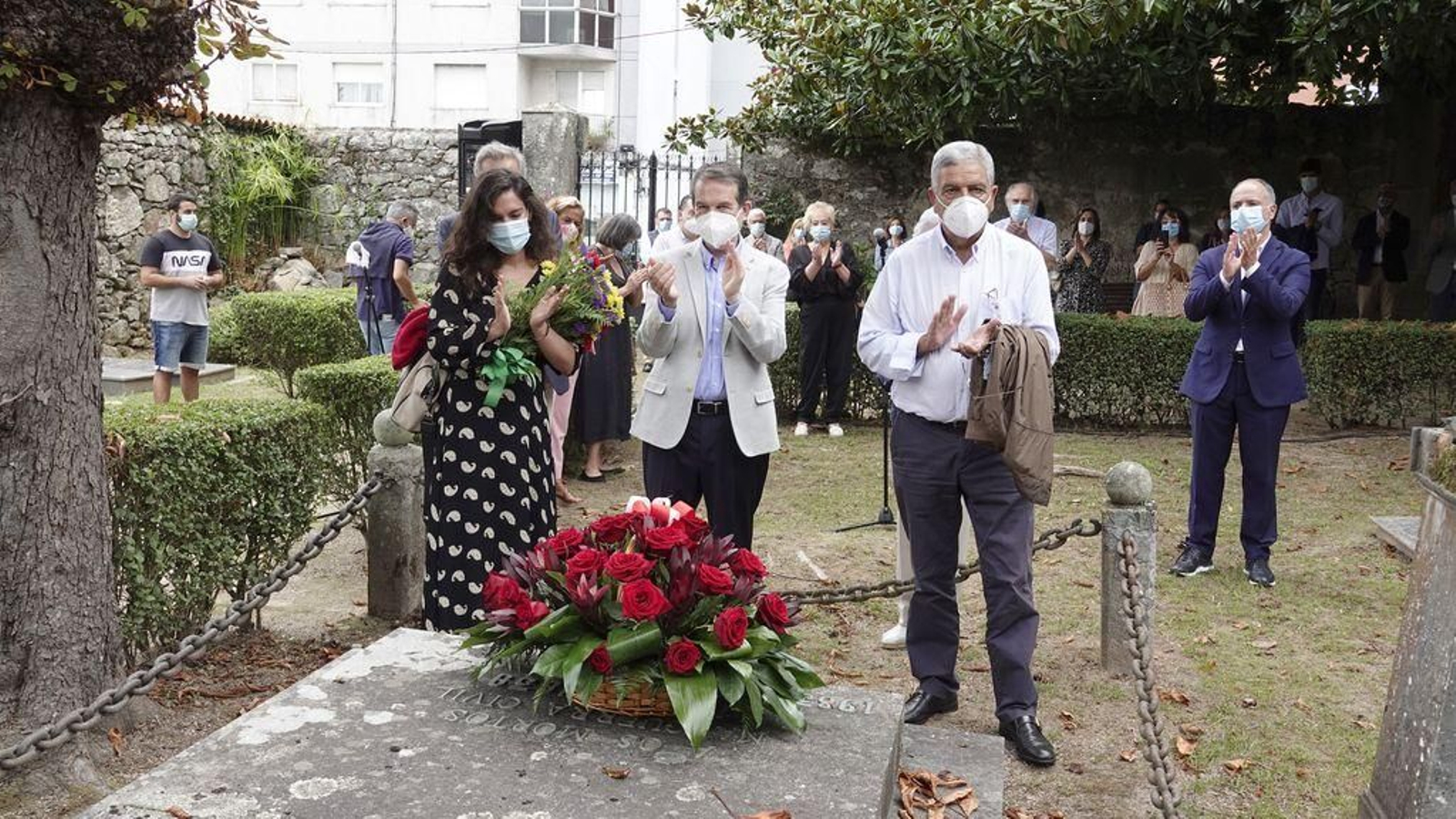 Caballero entre una familiar de Apolinar Torres y otro de Martínez Garrido. Detrás de Antela Conde y Bilbatúa.
