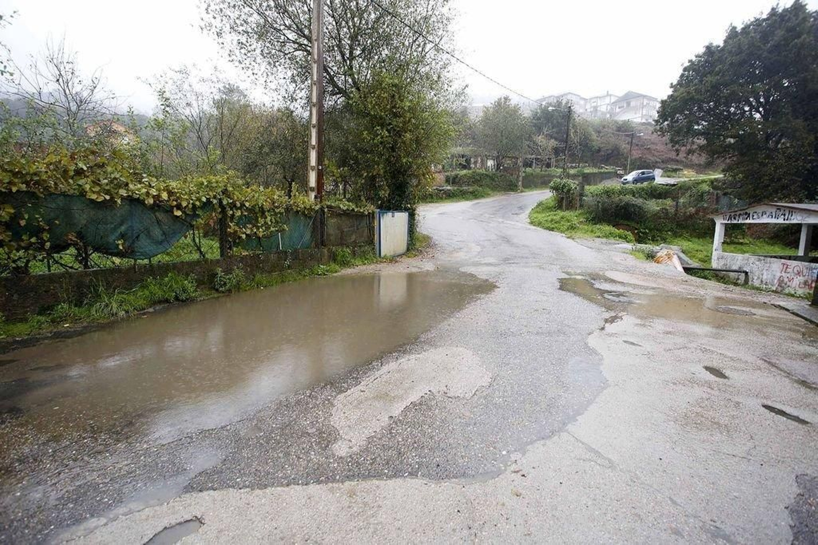 EL camino se encuentra en muy mal estado y lleno de charcos que deben sortear los escolares.