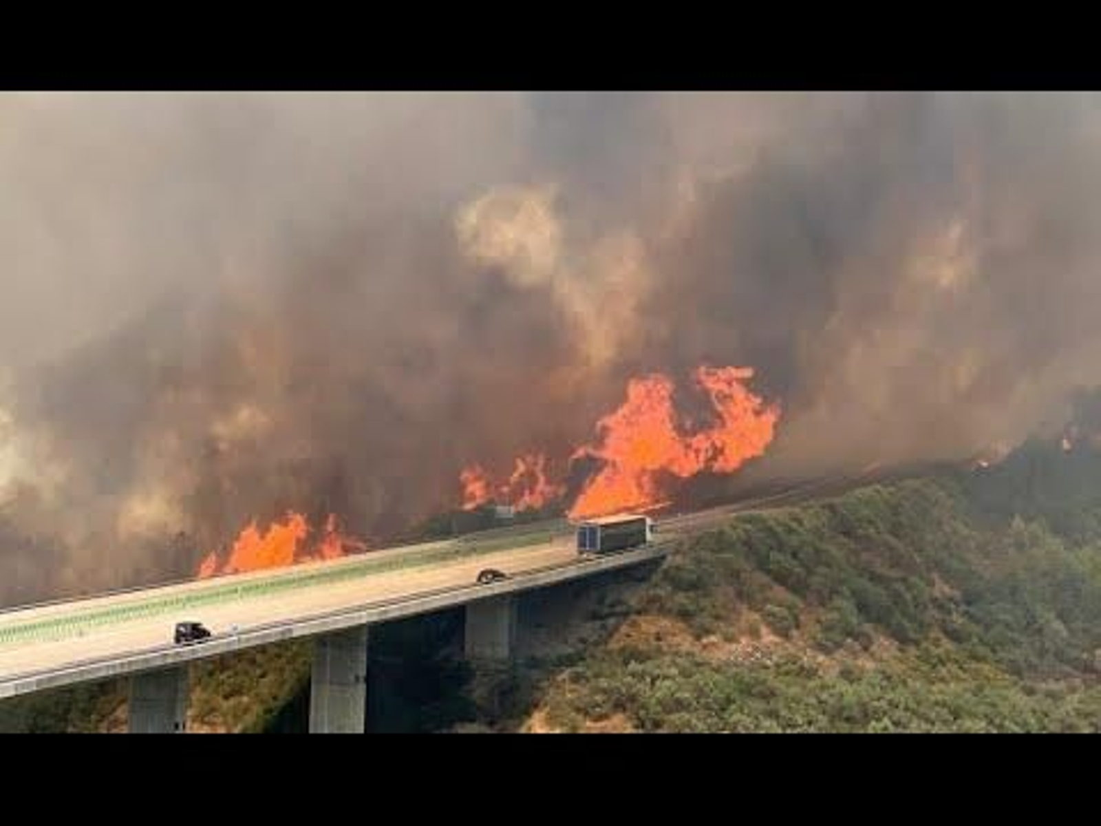 Un incendio en Queirugás complicó la circulación en la A-52