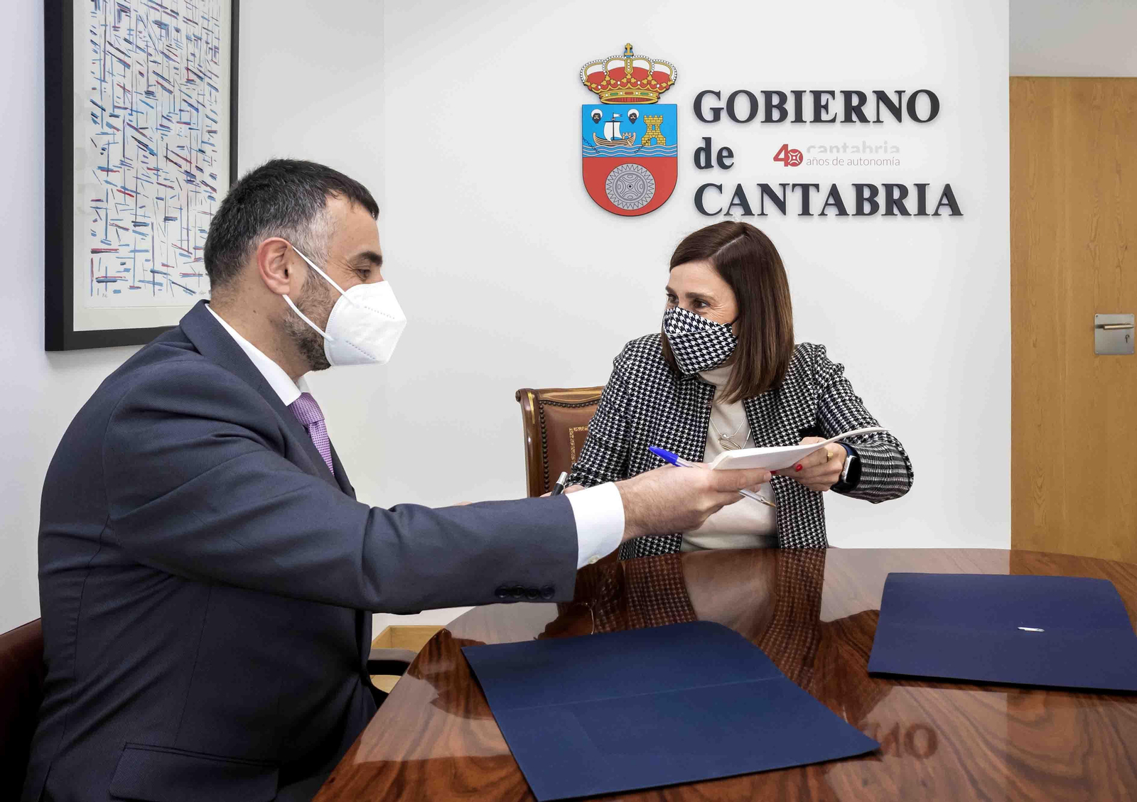 La consejera de Presidencia, Interior, Justicia y Acción Exterior, Paula Fernández, con el cónsul general de Rumanía en Bilbao, Marian Popescu. Fotografía: Silvia Bouzo